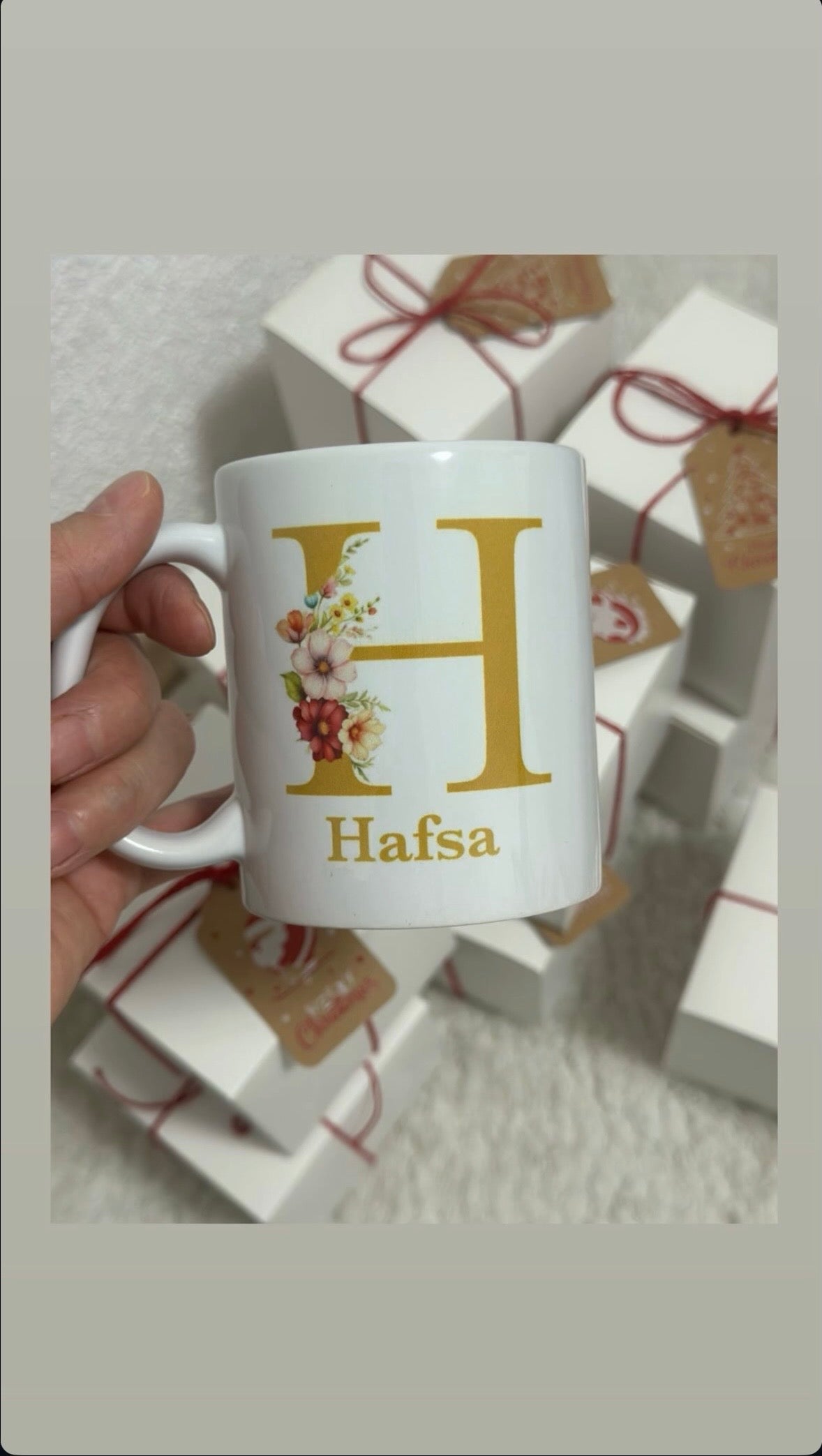 Personalisierte Tasse mit Blumen Design und Namen