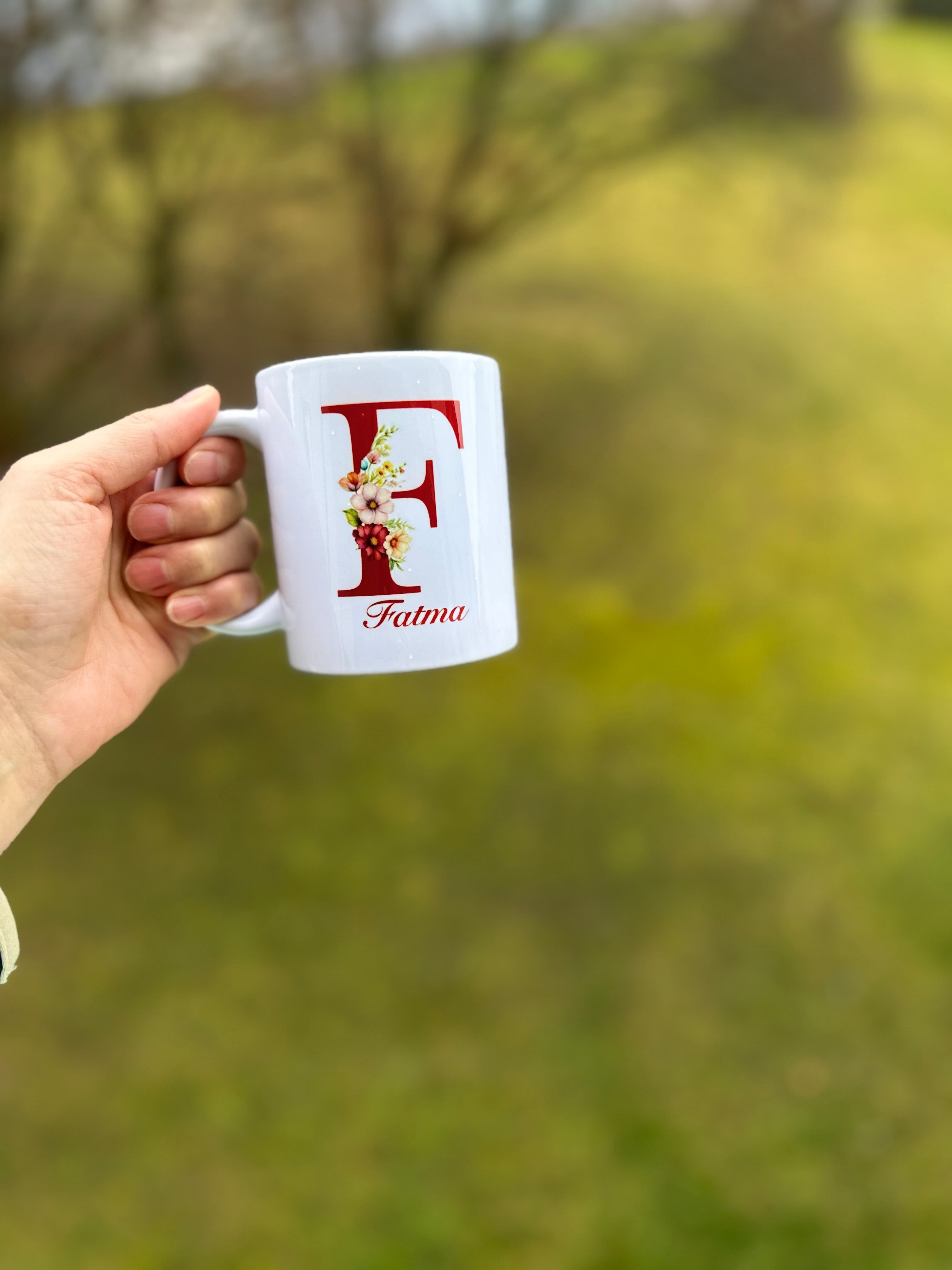 Personalisierte Tasse mit Blumen Design und Namen