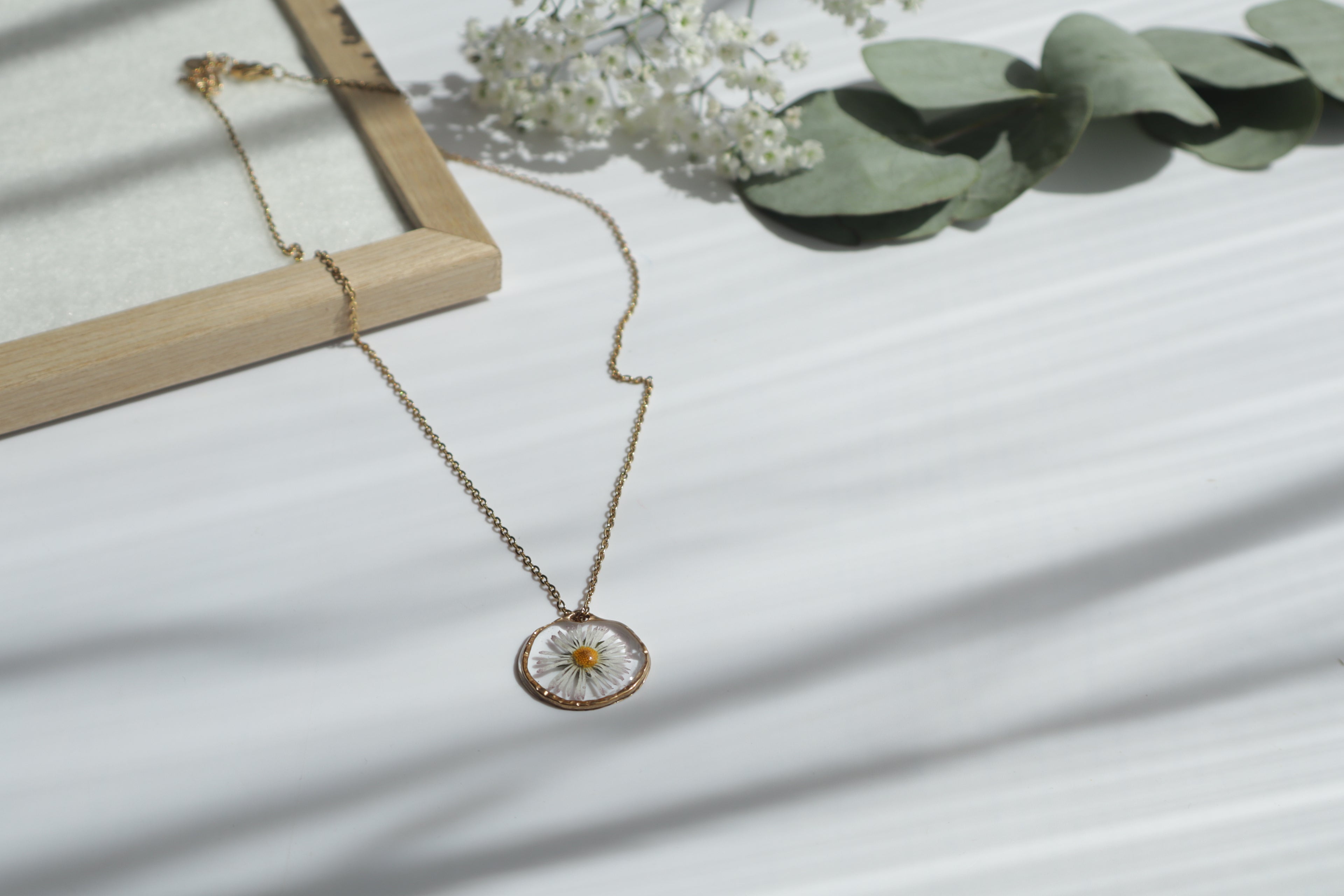 Lia - Gänseblümchen Echte Blumen Epoxidharz Halskette