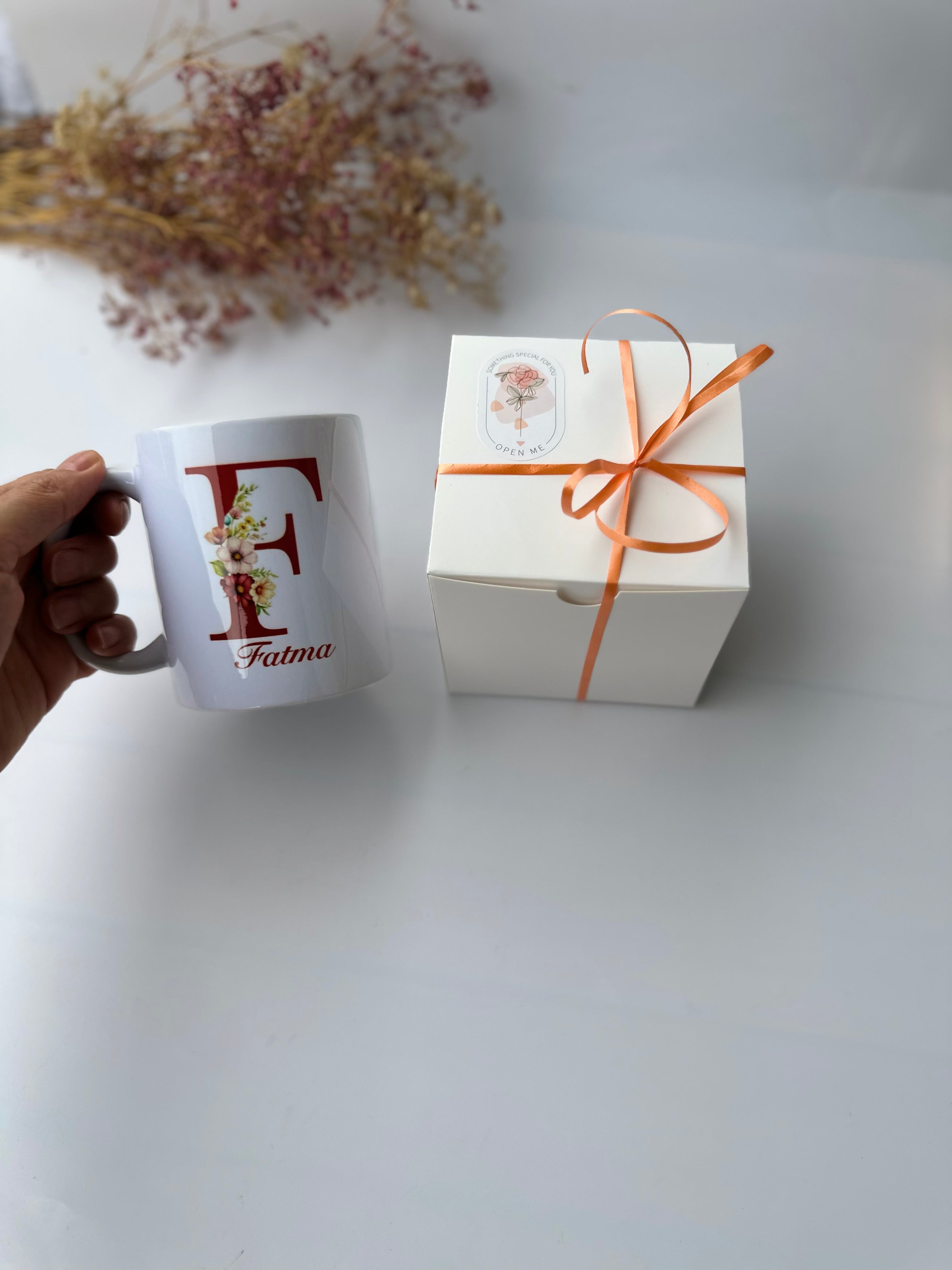 Personalisierte Tasse mit Blumen Design und Namen