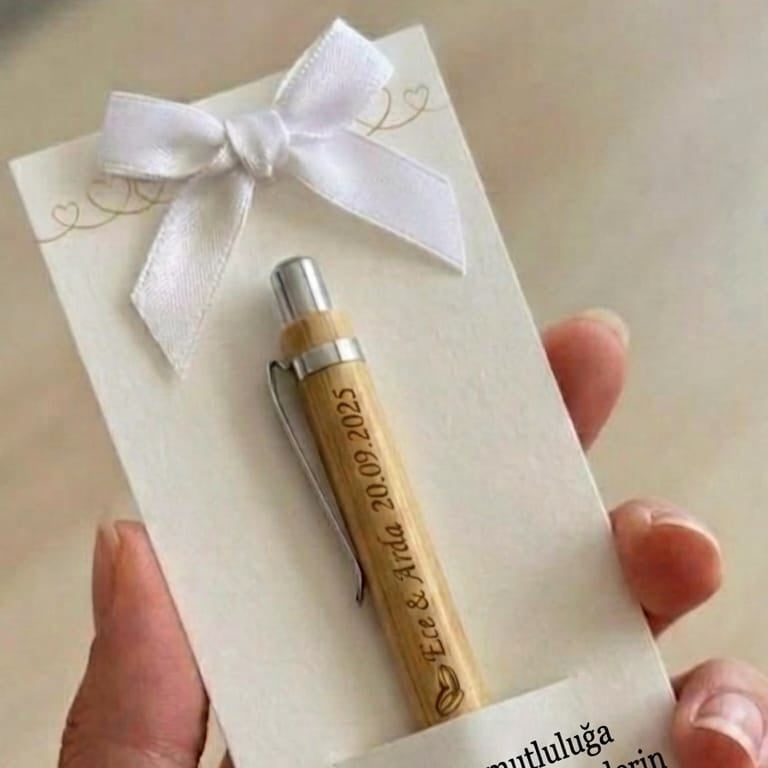 Personalisierter Bambus Kugelschreiber mit Gravur – Gastgeschenk Hochzeit – Name & Hochzeitsdatum