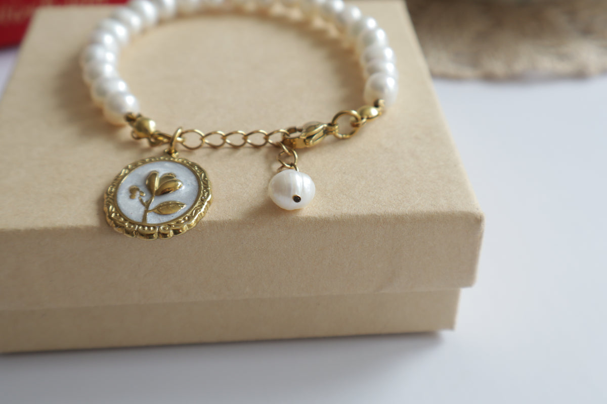 Florantia – aus echten Süßwasserperlen Armband