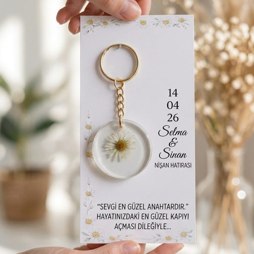 Personalisierter Schlüsselanhänger mit echter gepresster Margerite – Gastgeschenk für Hochzeit, Verlobung & besondere Anlässe