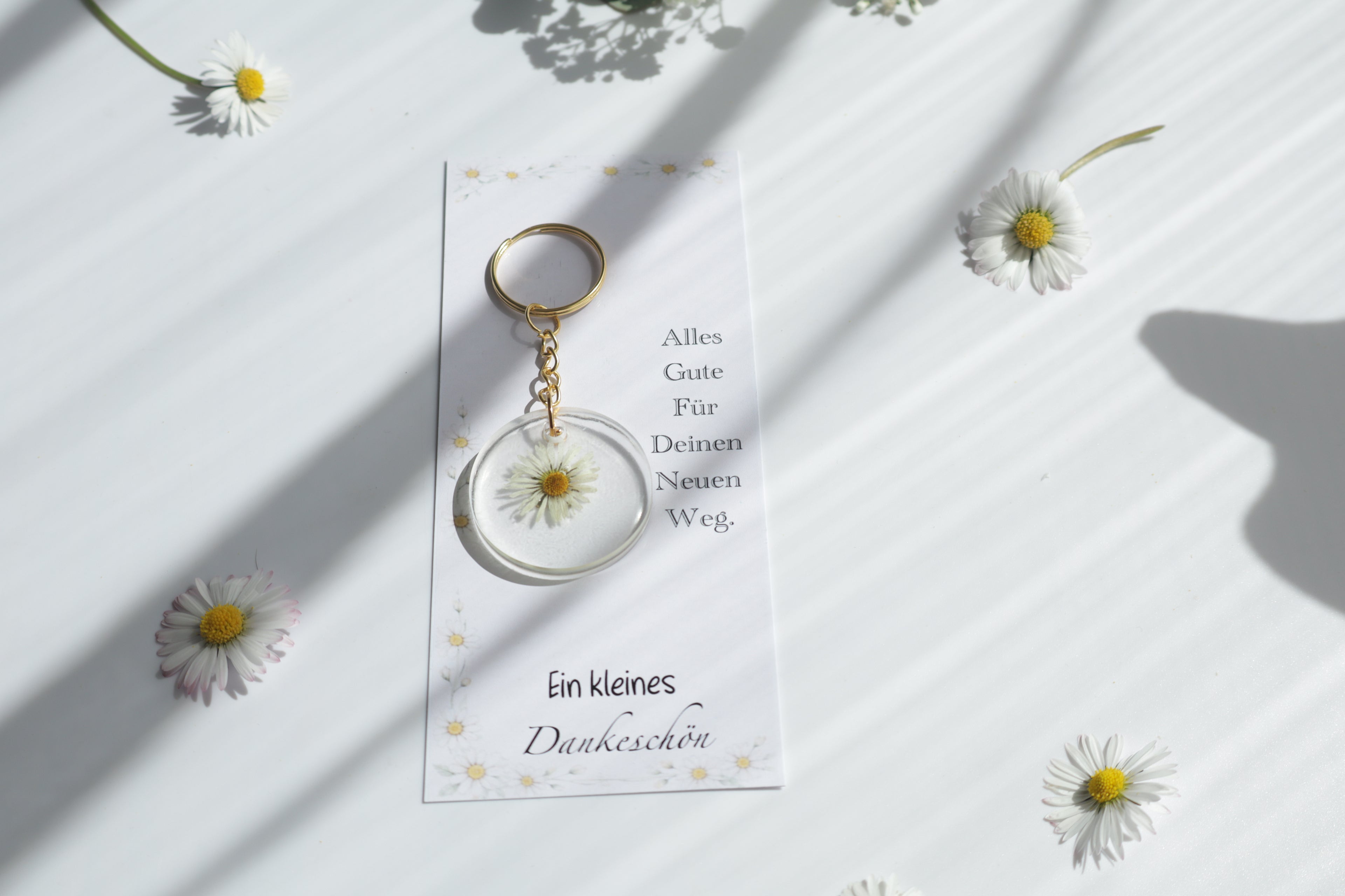 Gänseblümchen Wunsch – Epoxid Schlüsselanhänger mit Karte