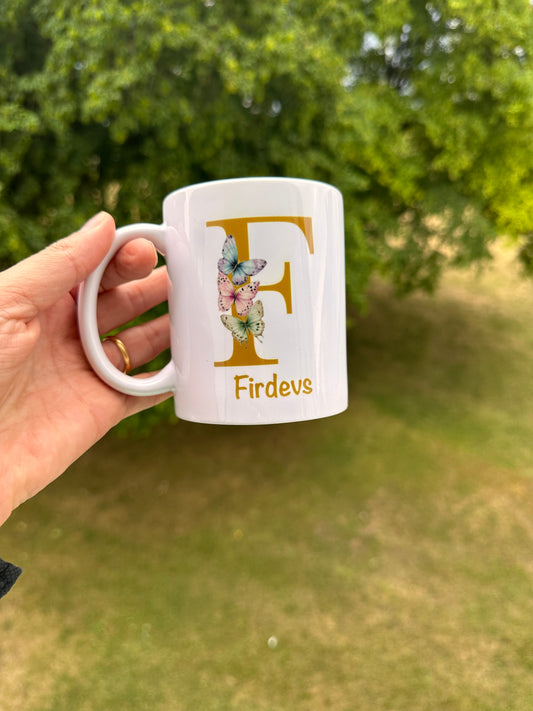 Tasse mit Schmetterling