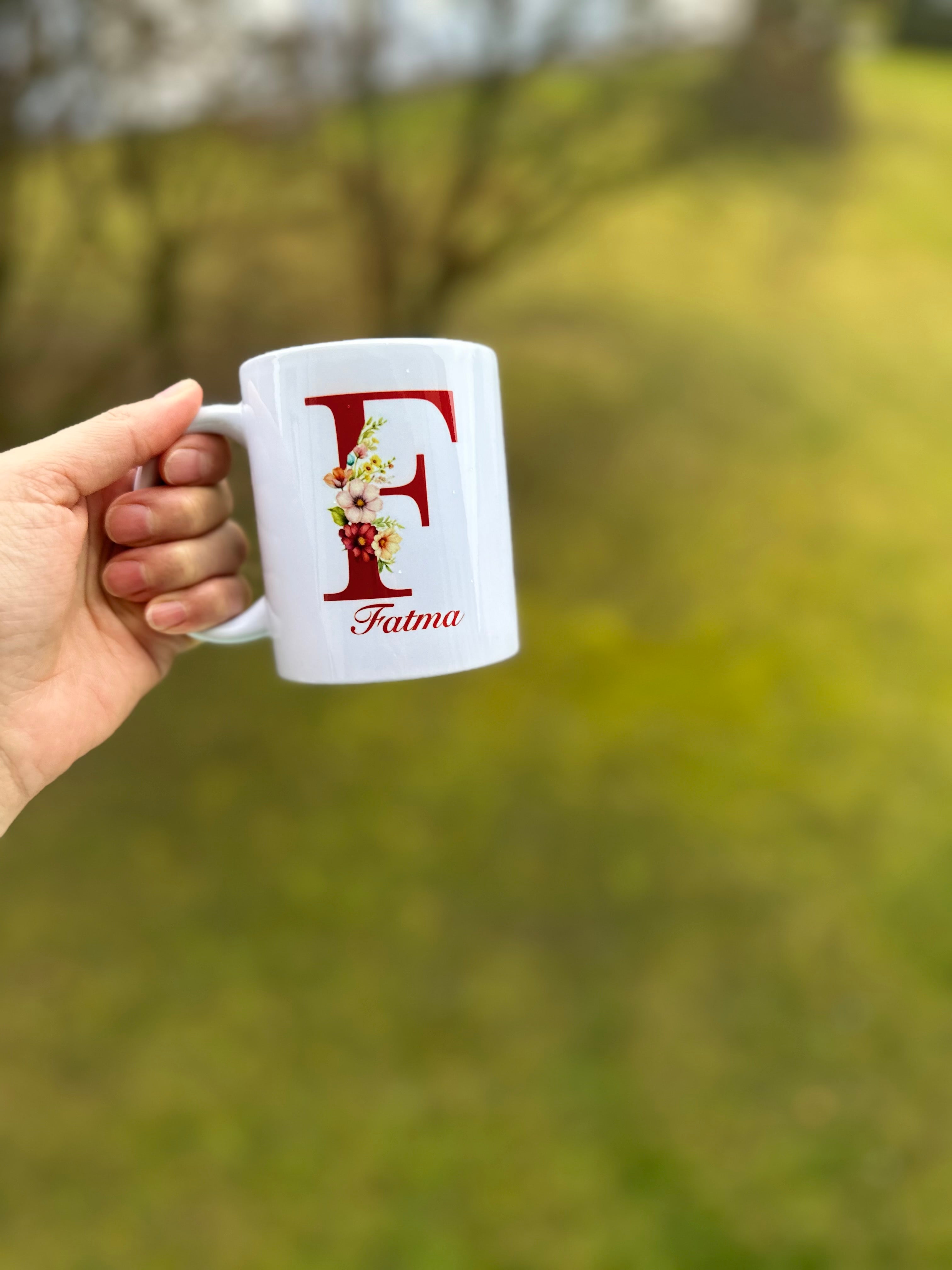 Personalisierte Tasse mit Blumen Design und Namen