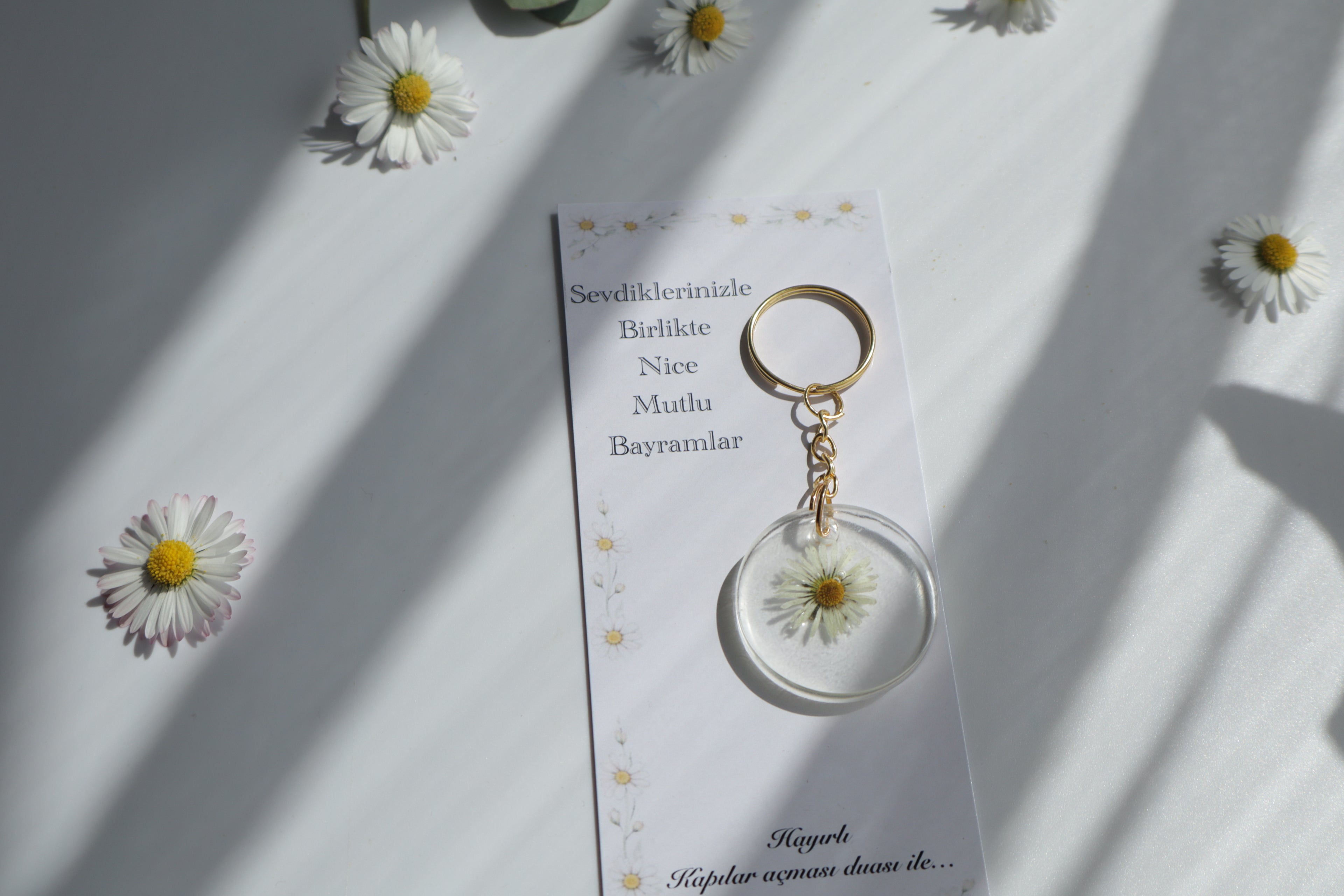 Gänseblümchen Wunsch – Epoxid Schlüsselanhänger mit Karte
