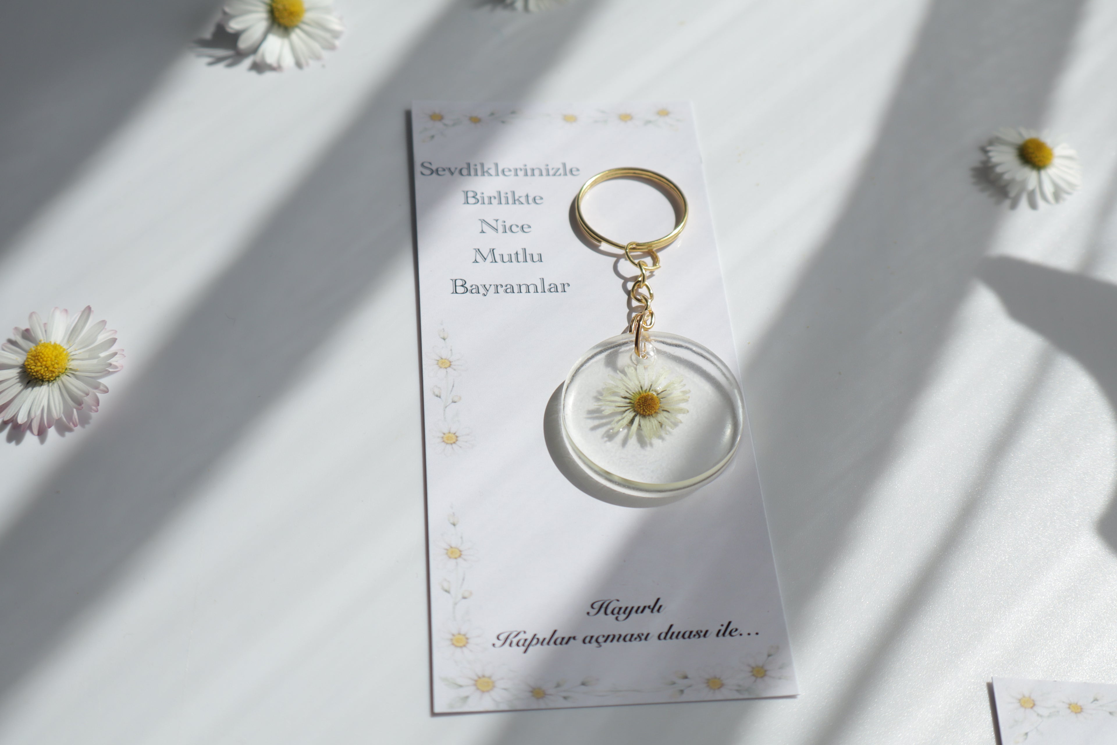 Gänseblümchen Wunsch – Epoxid Schlüsselanhänger mit Karte