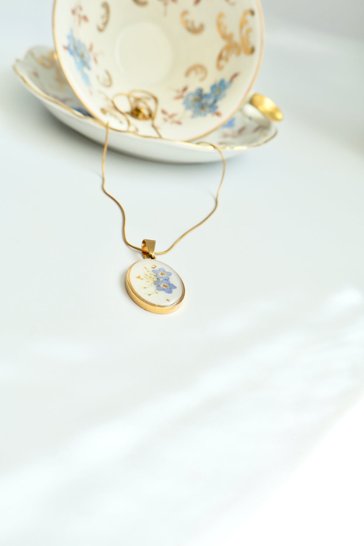 Sora Ovale Kette – echtes Vergissmeinnicht in Resin verewigt