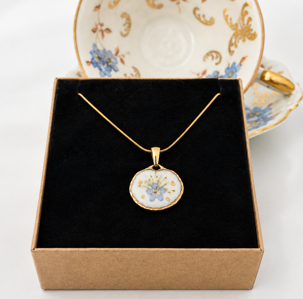 Sora Runde Kette – echtes Vergissmeinnicht in Resin verewigt
