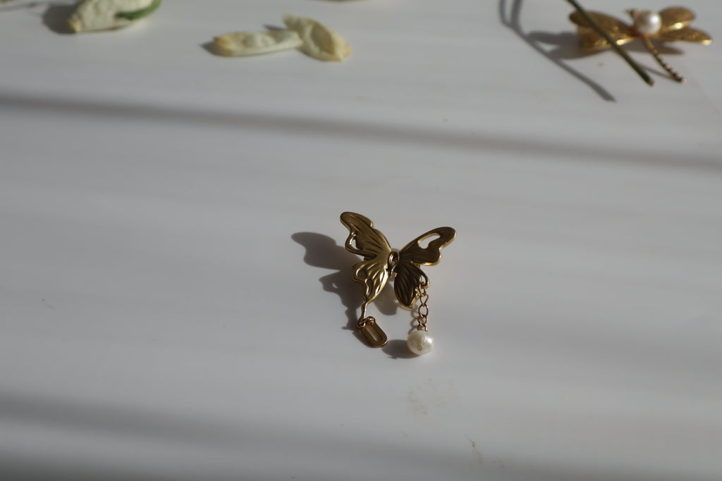 Schmetterlingsbrosche mit echter Perle & Initiale