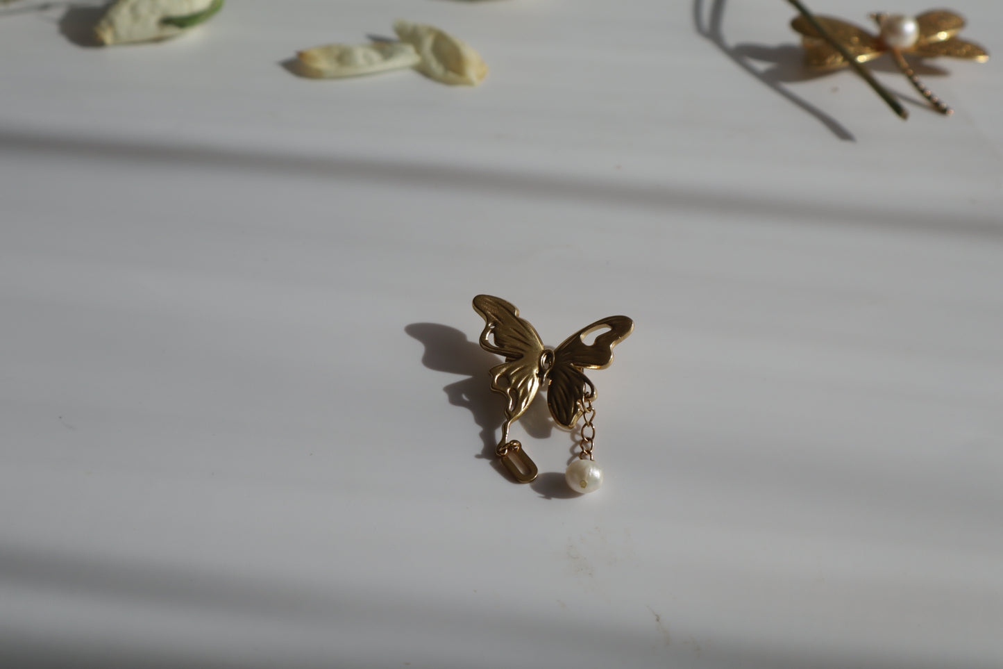 Schmetterlingsbrosche mit echter Perle & Initiale