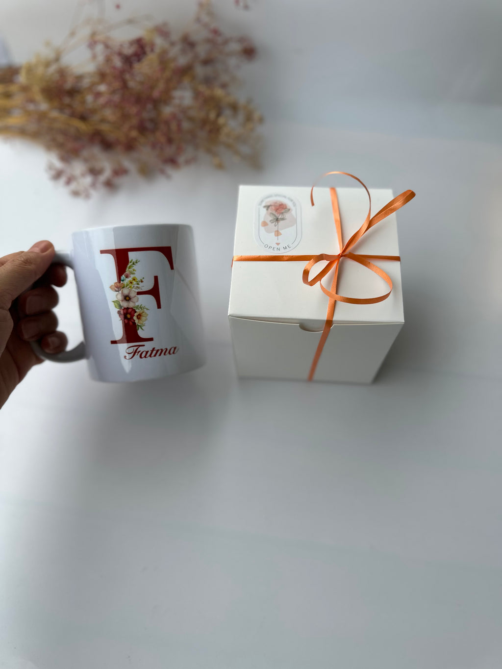 Personalisierte Tasse mit Blumen Design und Namen
