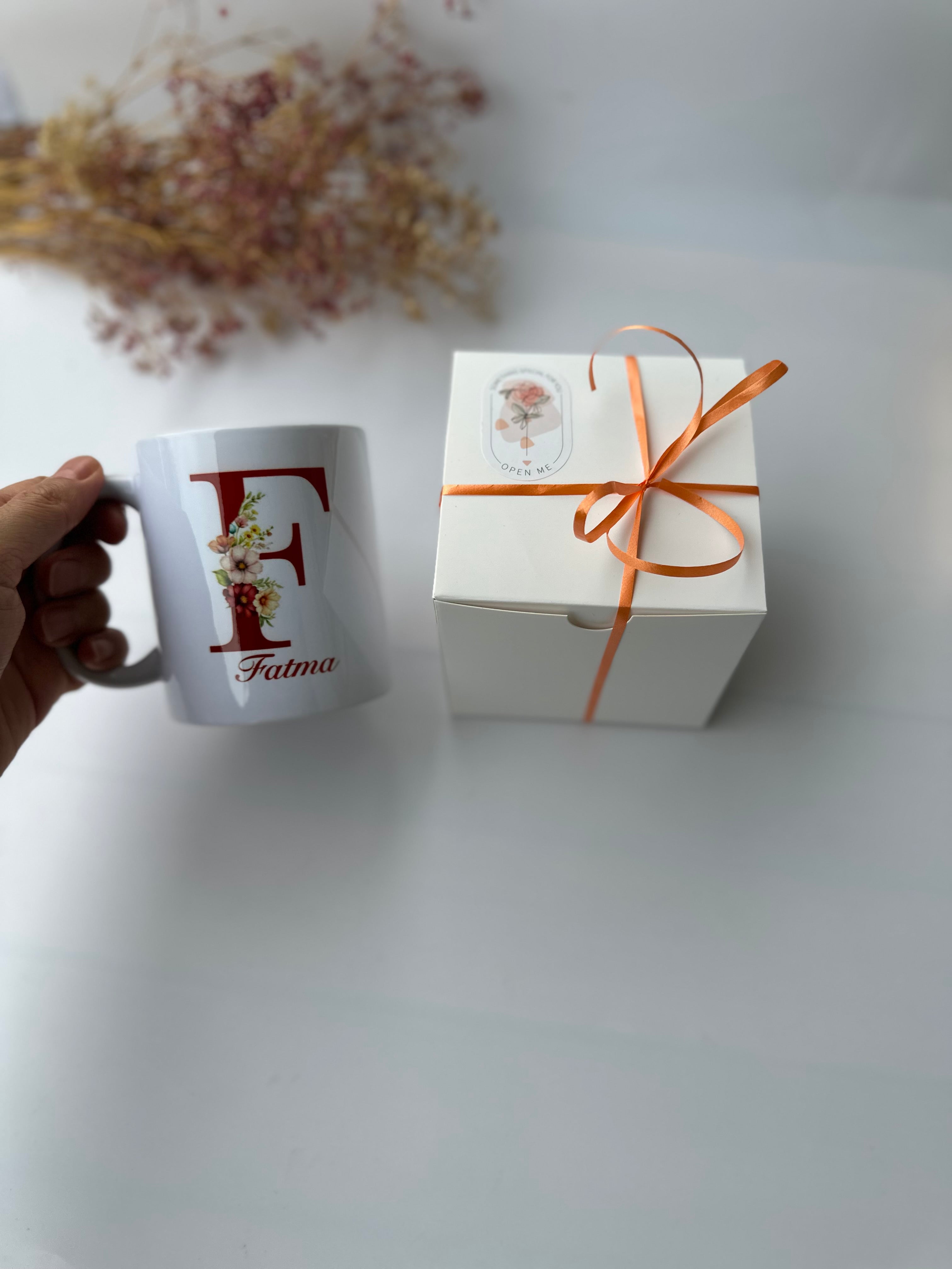 Personalisierte Tasse mit Blumen Design und Namen