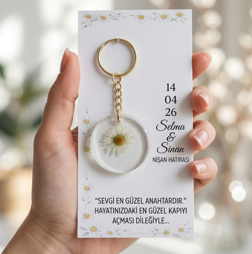 Personalisierter Schlüsselanhänger mit echter gepresster Margerite – Gastgeschenk für Hochzeit, Verlobung & besondere Anlässe