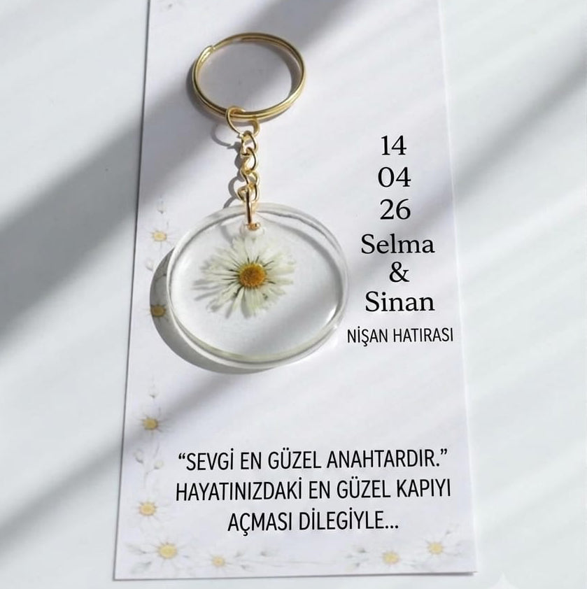 Personalisierter Schlüsselanhänger mit echter gepresster Margerite – Gastgeschenk für Hochzeit, Verlobung & besondere Anlässe