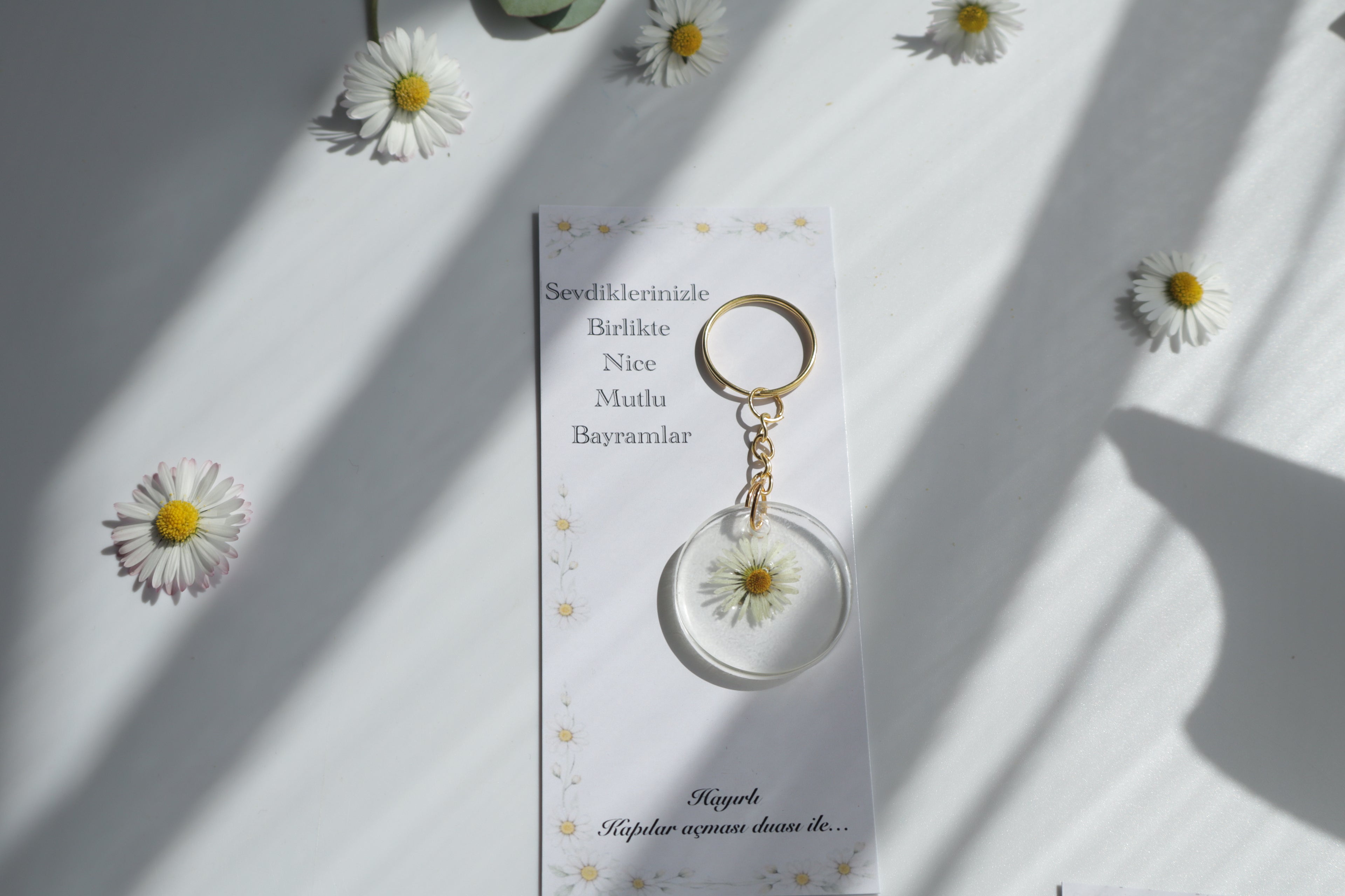 Gänseblümchen Wunsch – Epoxid Schlüsselanhänger mit Karte