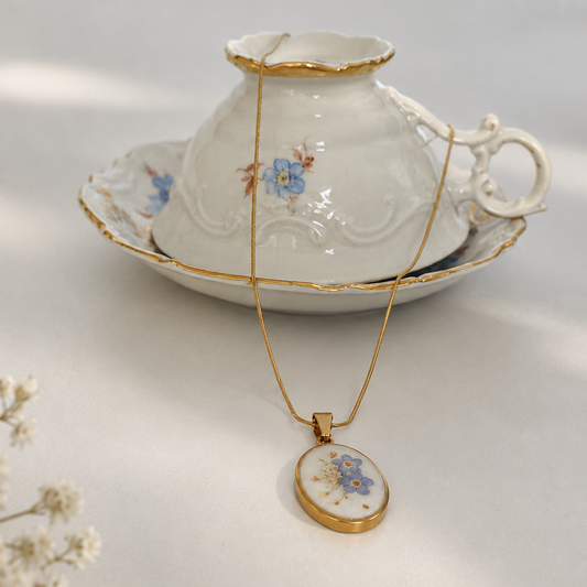 Sora Ovale Kette – echtes Vergissmeinnicht in Resin verewigt