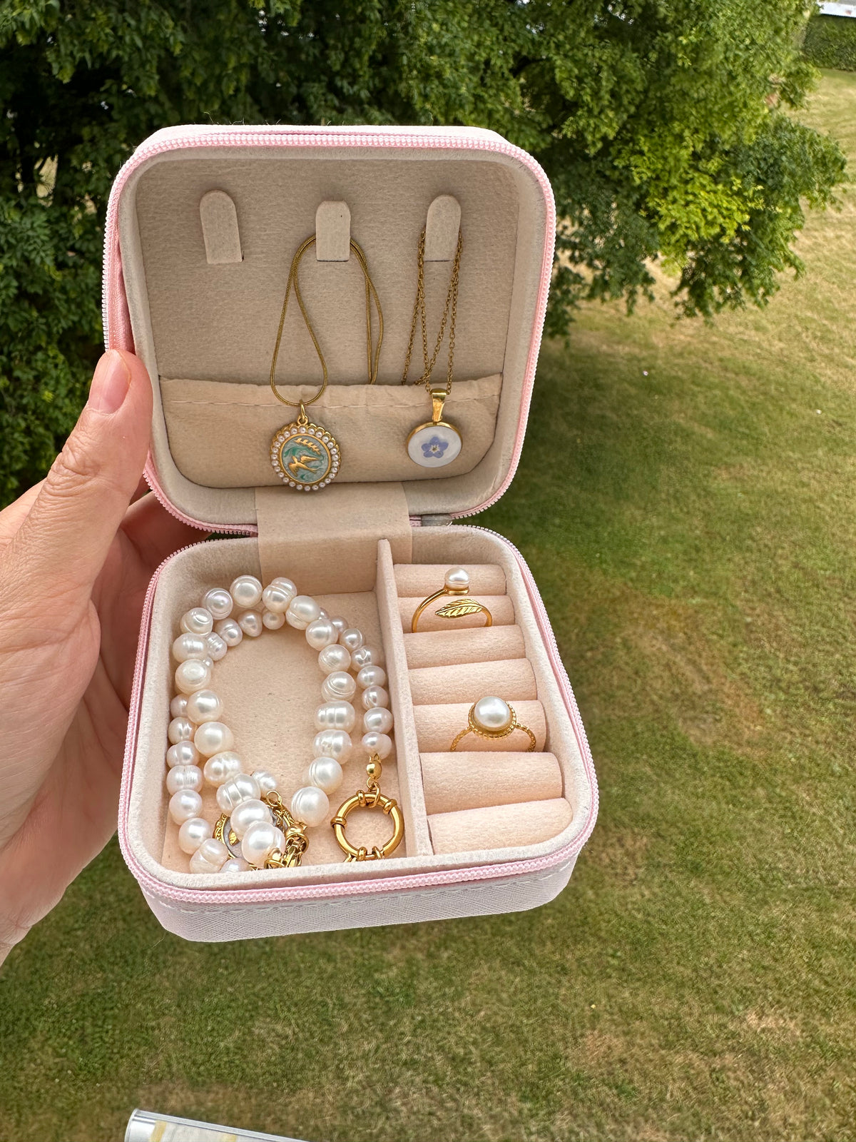Personalisierte Schmuckbox mit Namen – Elegante Schmuckaufbewahrung in Lederoptik