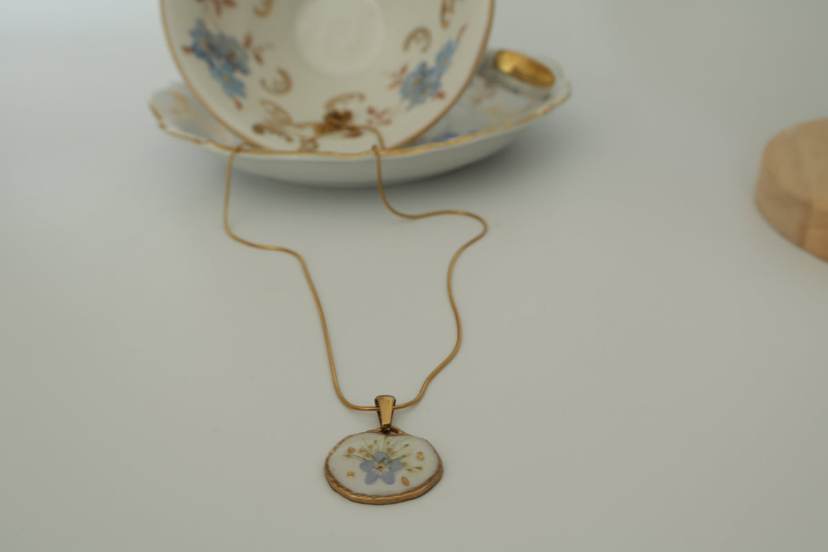 Sora Runde Kette – echtes Vergissmeinnicht in Resin verewigt