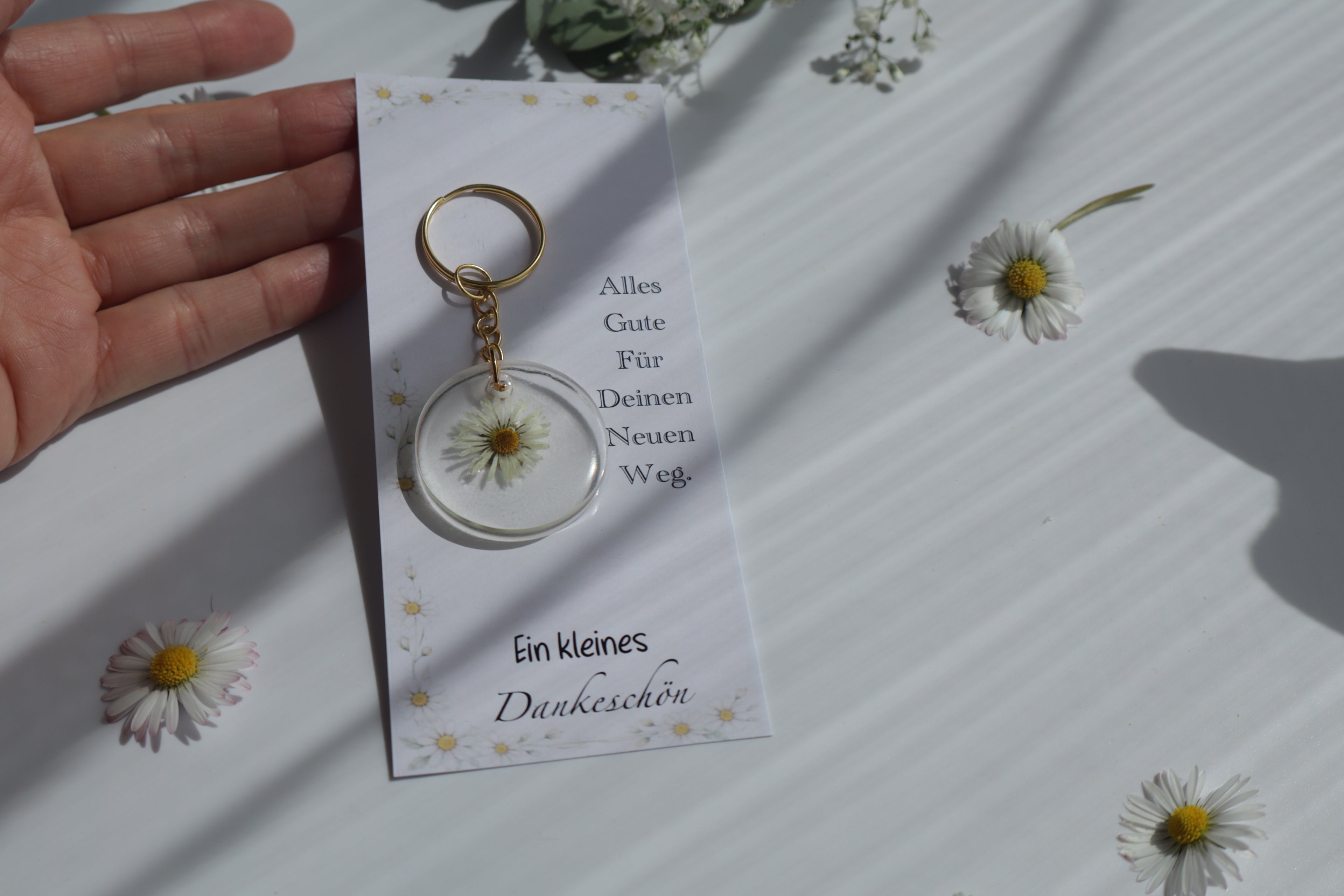 Gänseblümchen Wunsch – Epoxid Schlüsselanhänger mit Karte