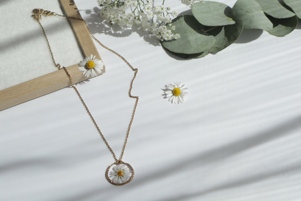 Lia - Gänseblümchen Echte Blumen Epoxidharz Halskette