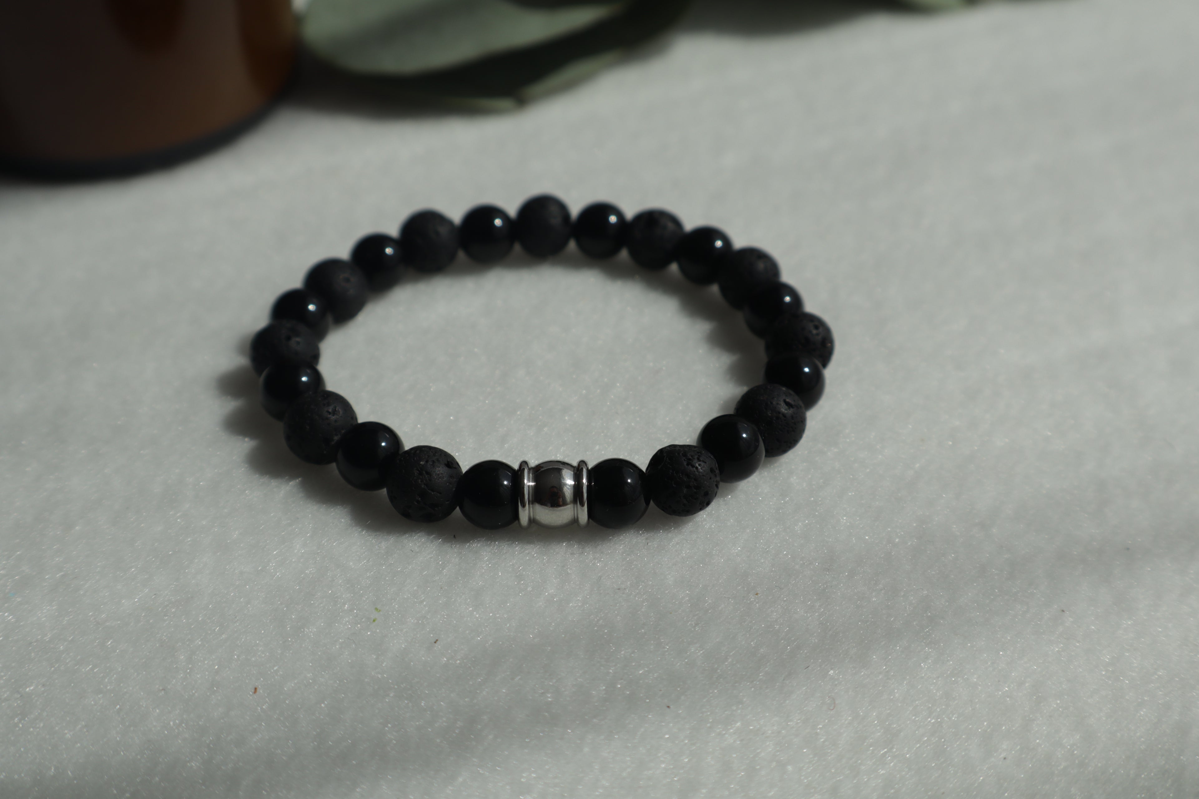 Zeitlose Naturstein Armbänder – Elastisch & Individuell