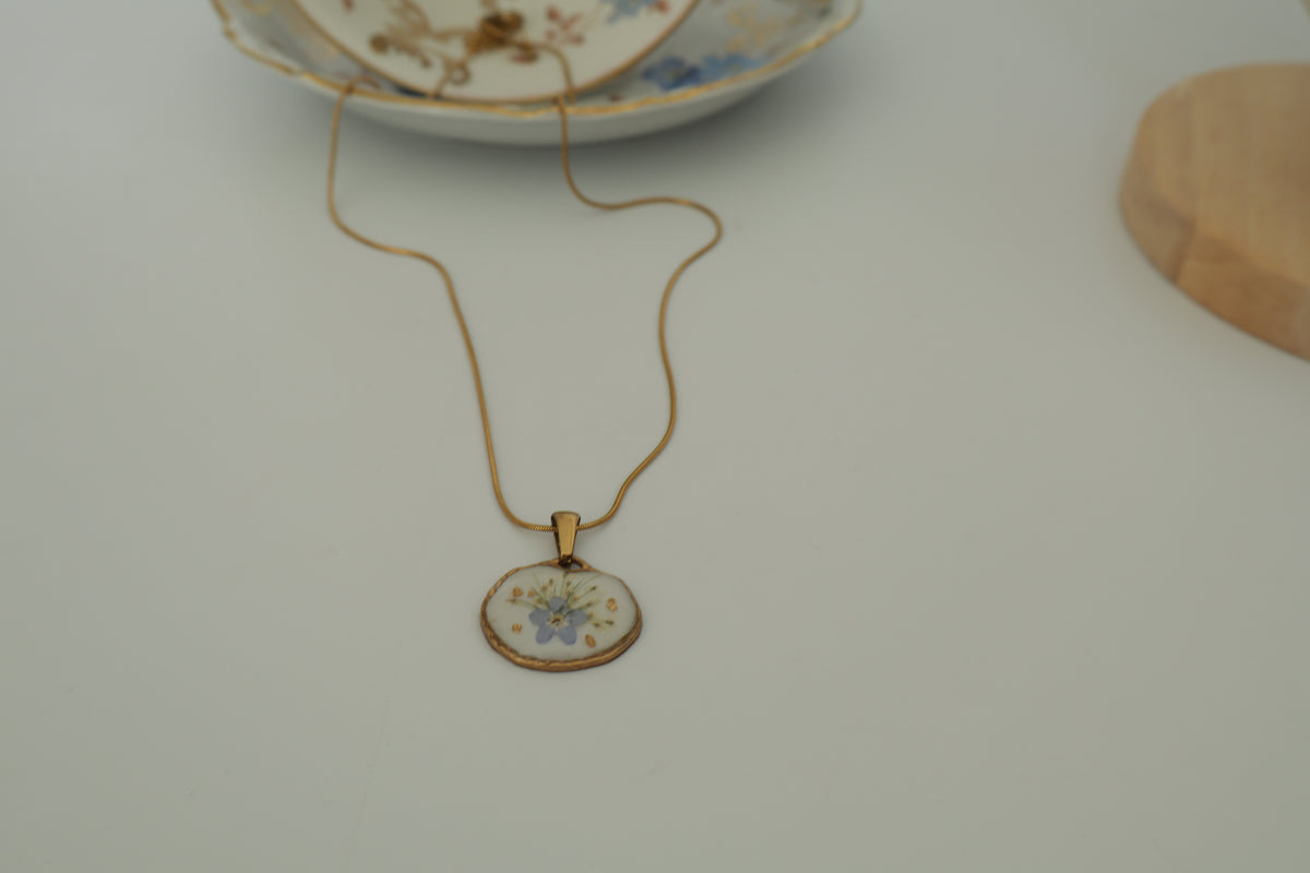 Sora Runde Kette – echtes Vergissmeinnicht in Resin verewigt
