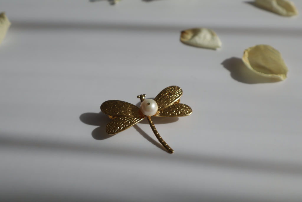 Libellenbrosche mit echtem Perlendetail
