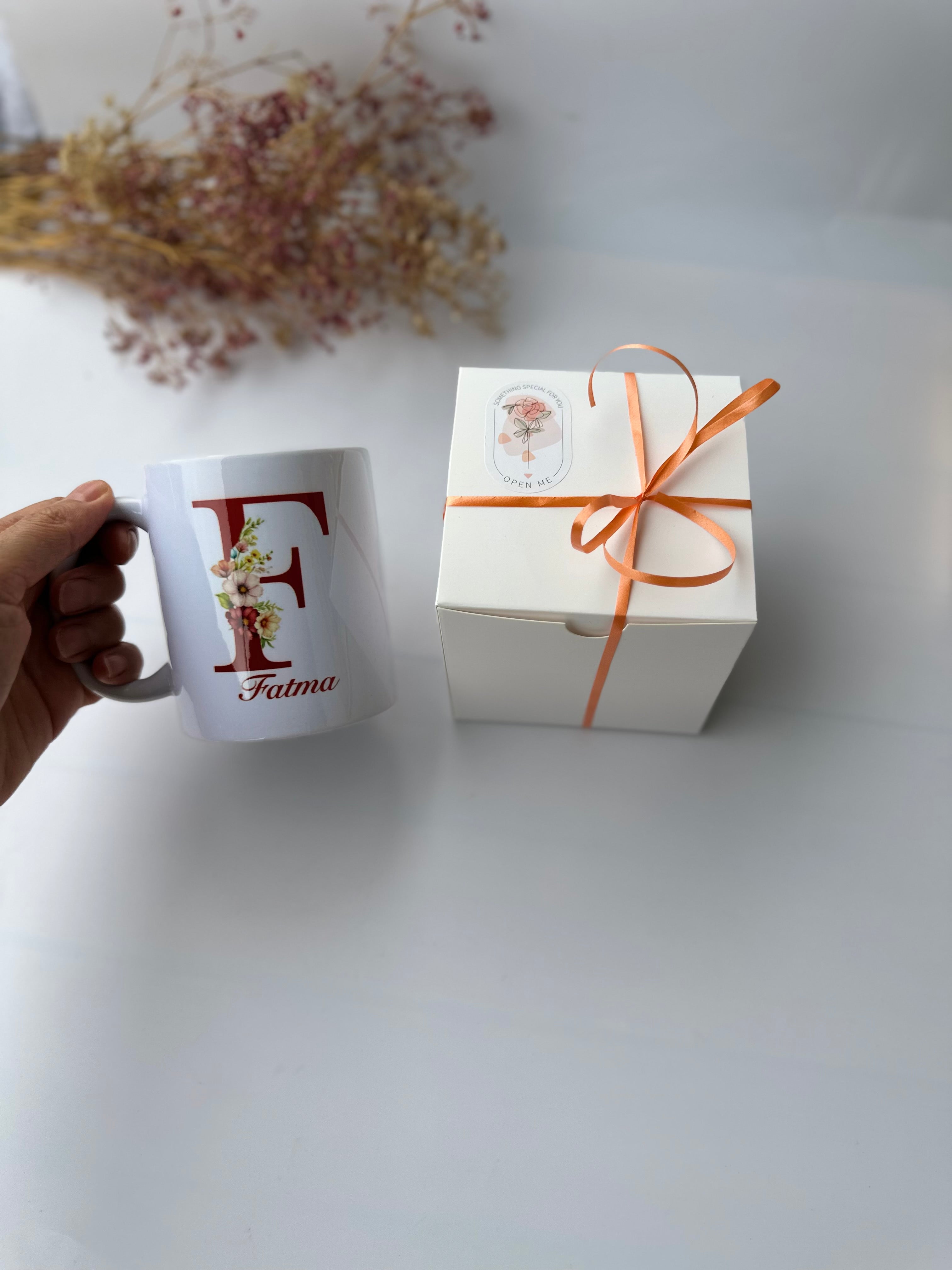 Personalisierte Tasse mit Blumen Design und Namen