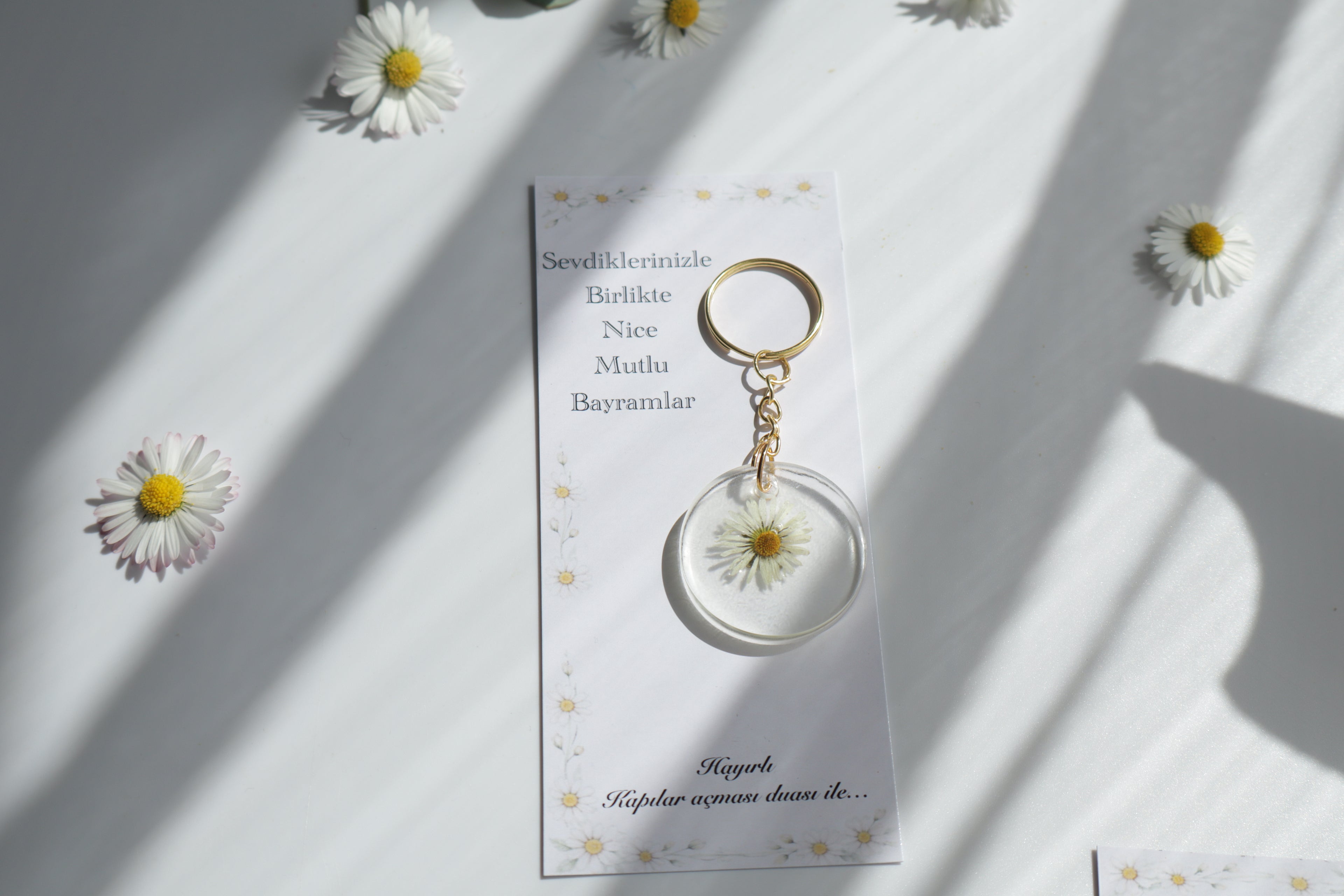 Gänseblümchen Wunsch – Epoxid Schlüsselanhänger mit Karte