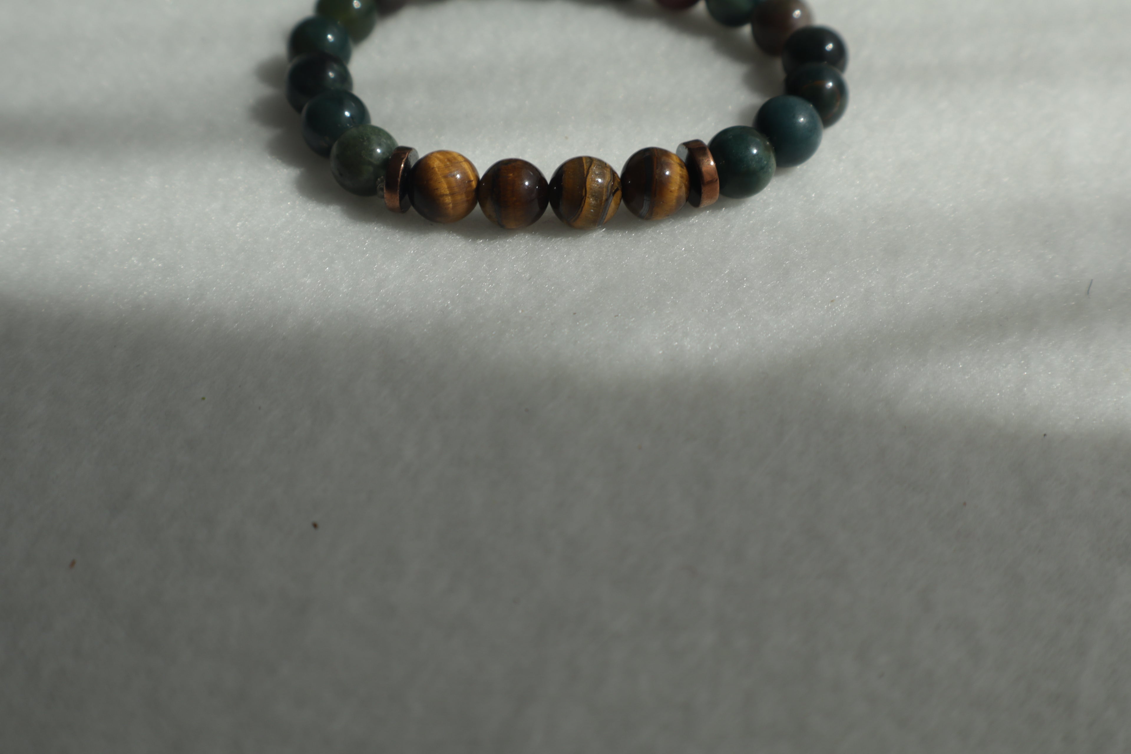 Zeitlose Naturstein Armbänder – Elastisch & Individuell
