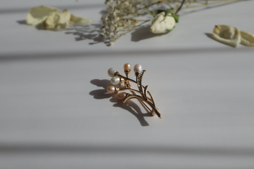Blumenbrosche mit echten Süßwasserperlen