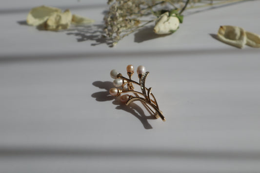 Blumenbrosche mit echten Süßwasserperlen
