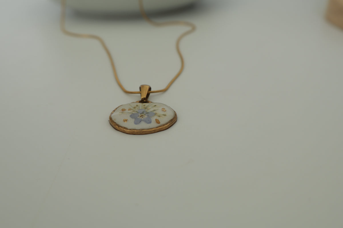 Sora Runde Kette – echtes Vergissmeinnicht in Resin verewigt