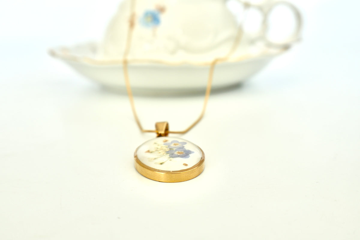Sora Ovale Kette – echtes Vergissmeinnicht in Resin verewigt