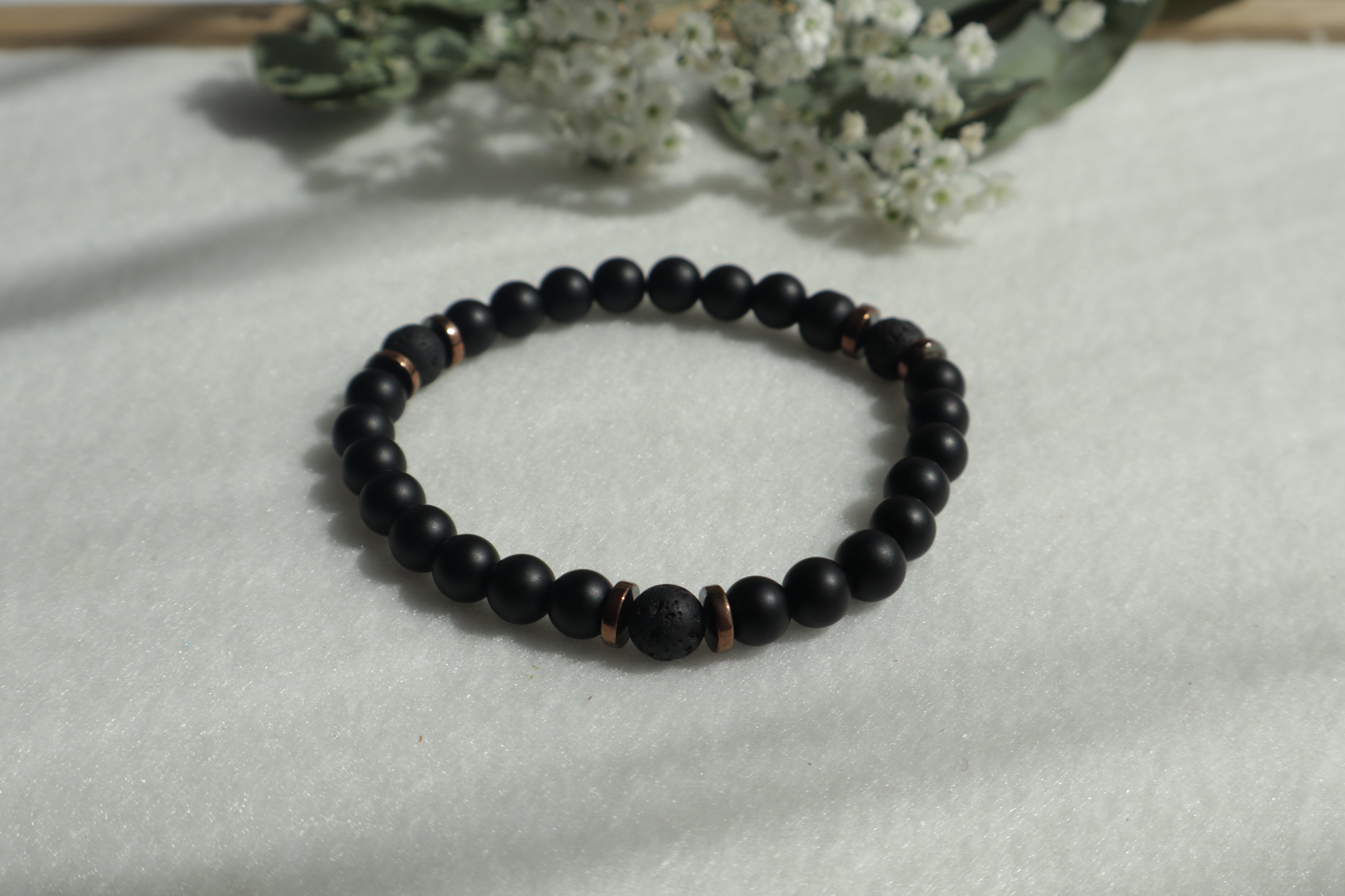 Zeitlose Naturstein Armbänder – Elastisch & Individuell