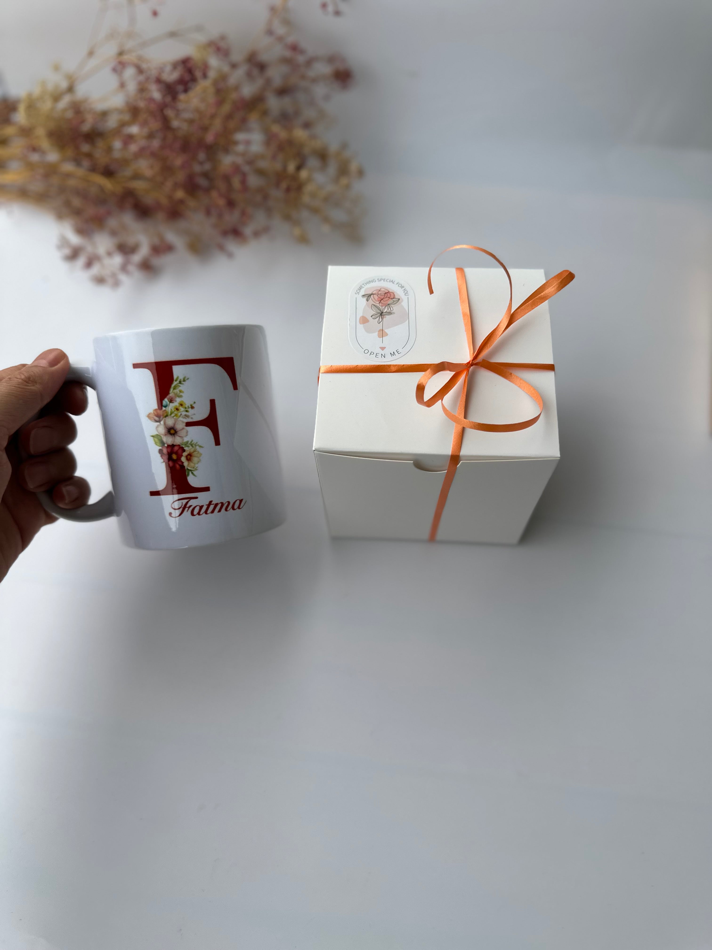 Personalisierte Tasse mit Blumen Design und Namen
