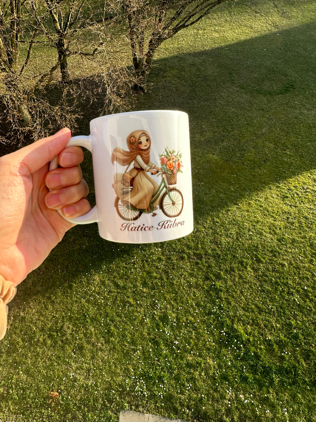 Personalisierte Tasse – Fahrradfahrendes Mädchen & Name Design