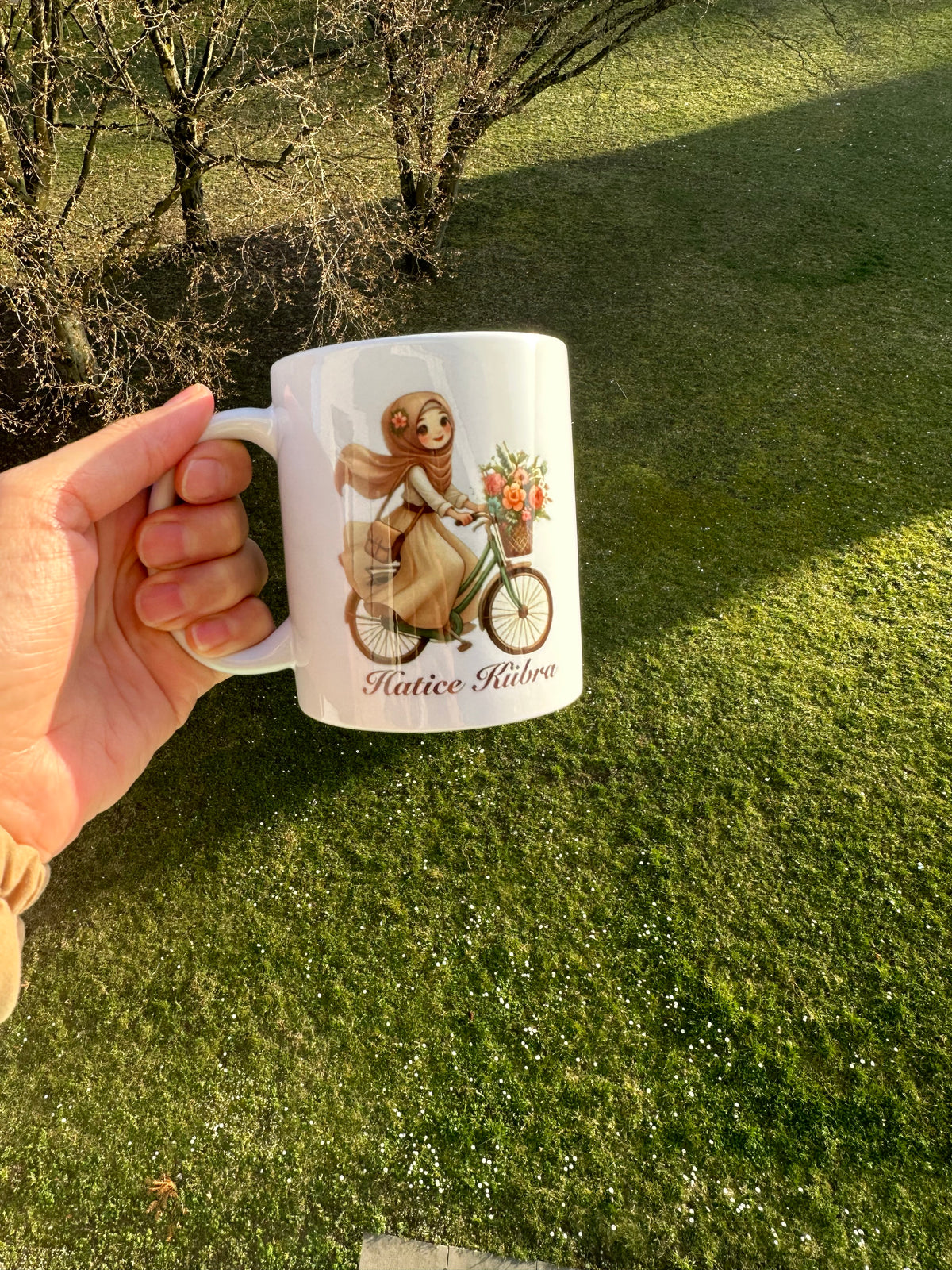 Personalisierte Tasse – Fahrradfahrendes Mädchen & Name Design
