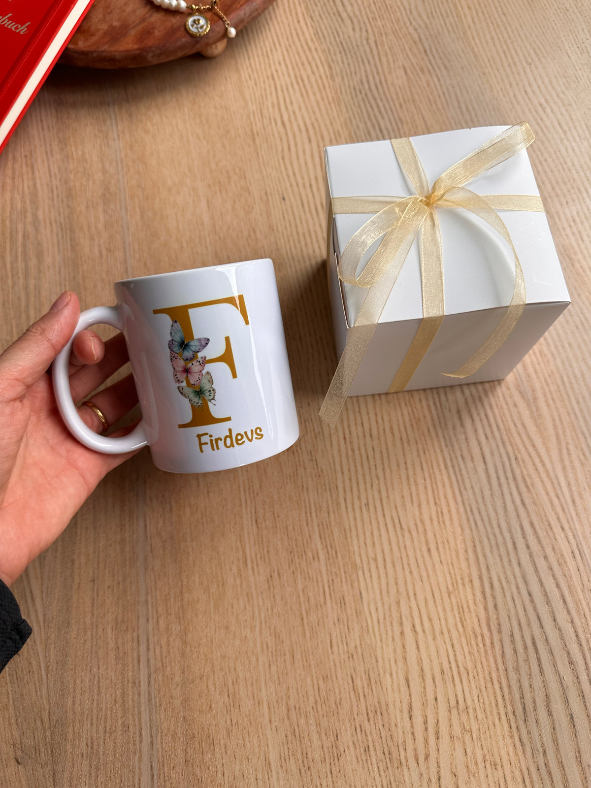 Tasse mit Schmetterling