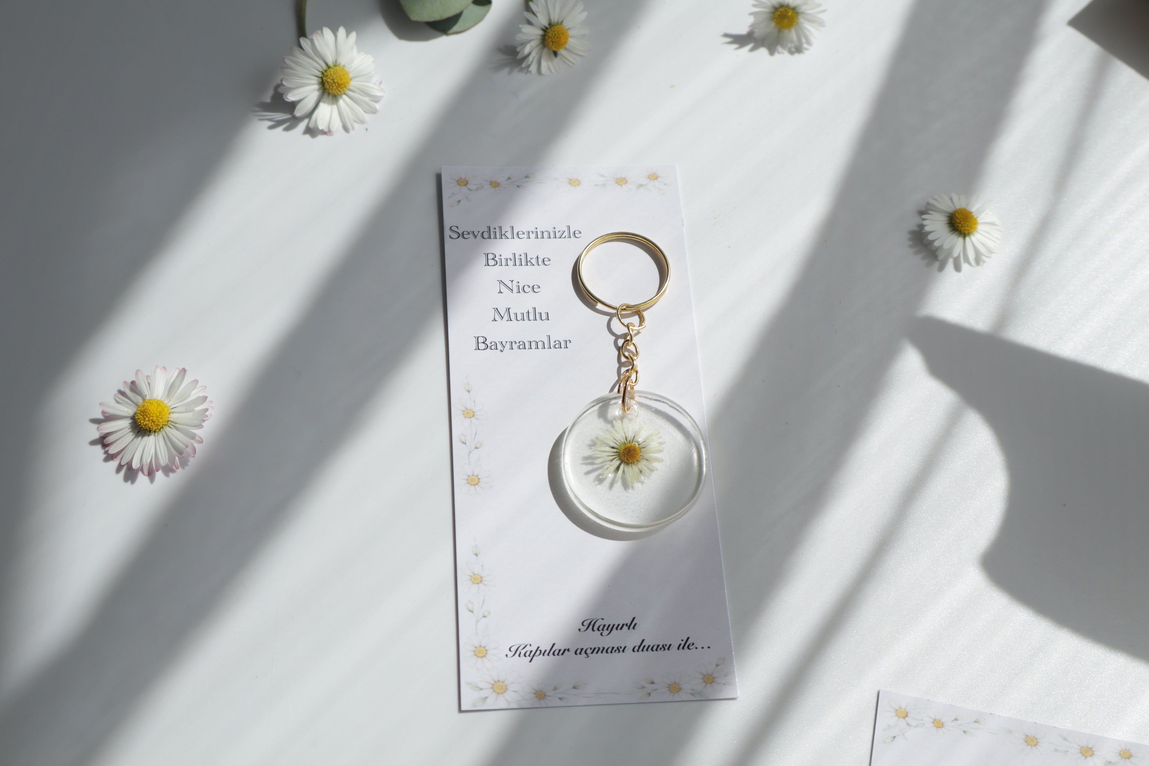 Gänseblümchen Wunsch – Epoxid Schlüsselanhänger mit Karte
