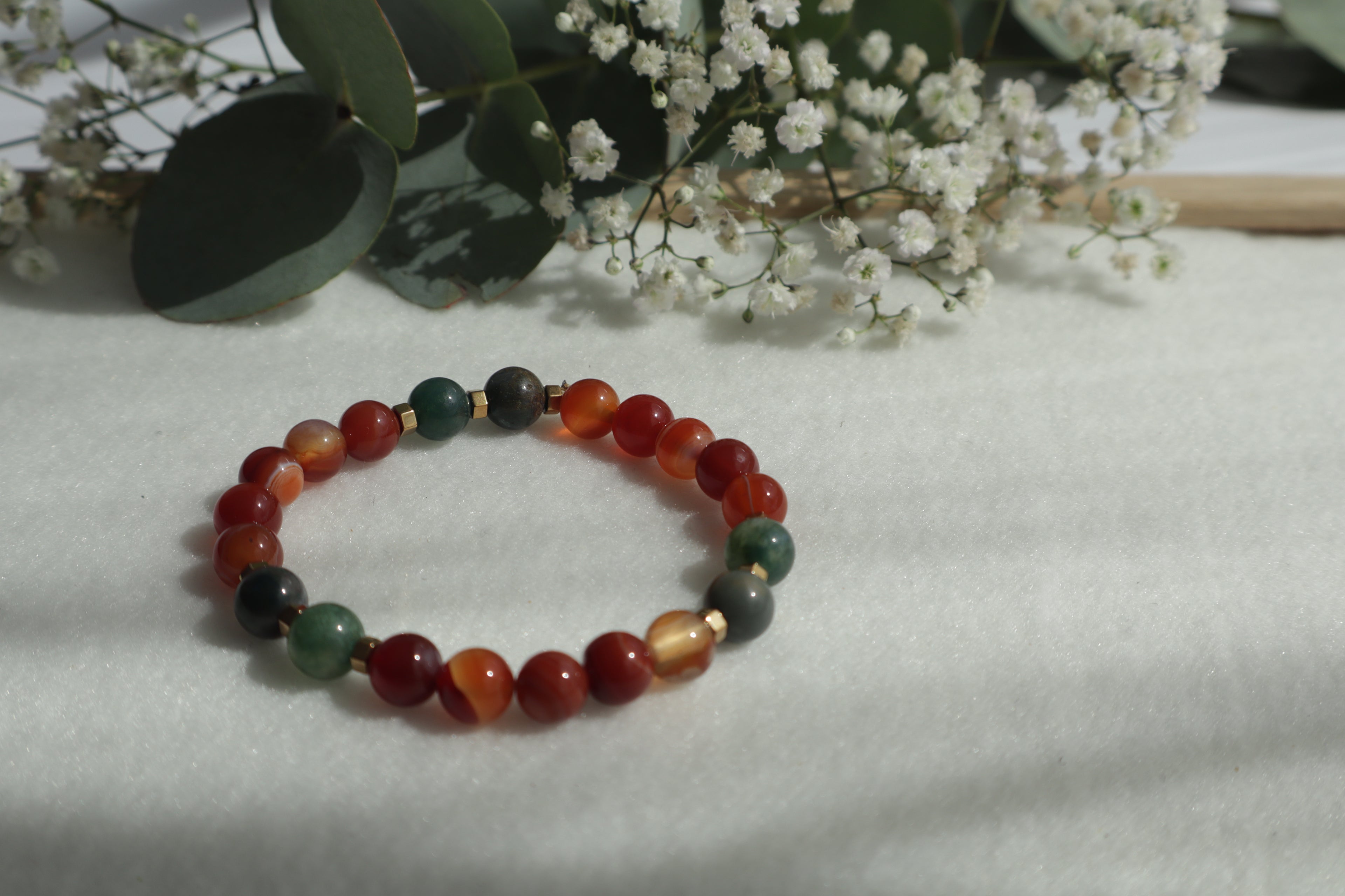 Zeitlose Naturstein Armbänder – Elastisch & Individuell