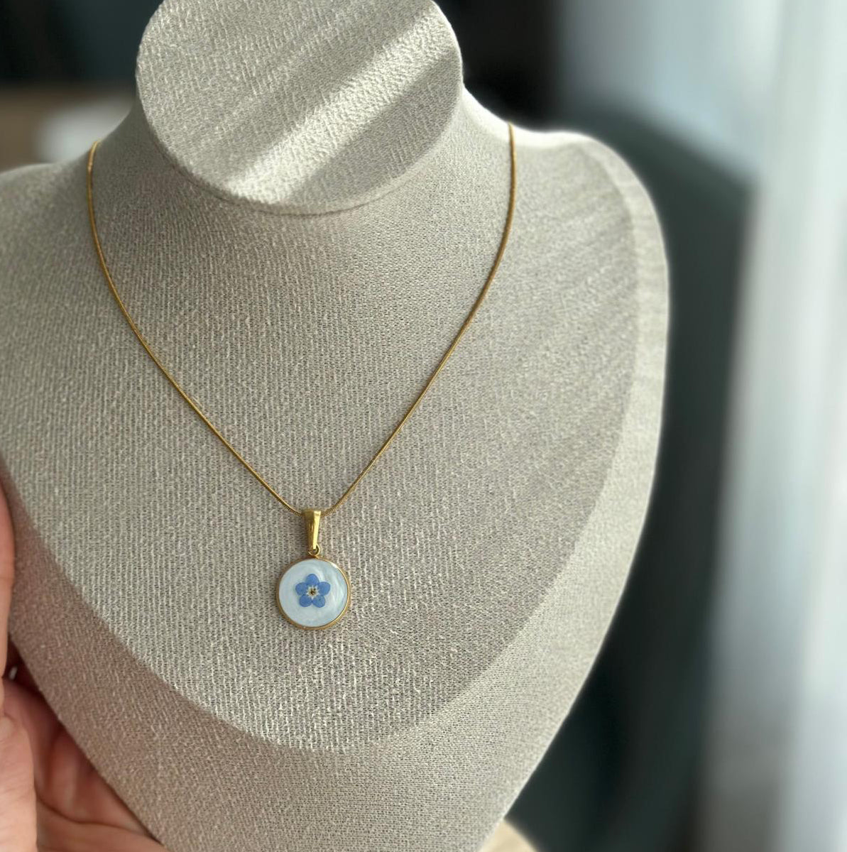 Sora Kette – echtes Vergissmeinnicht in Resin verewigt