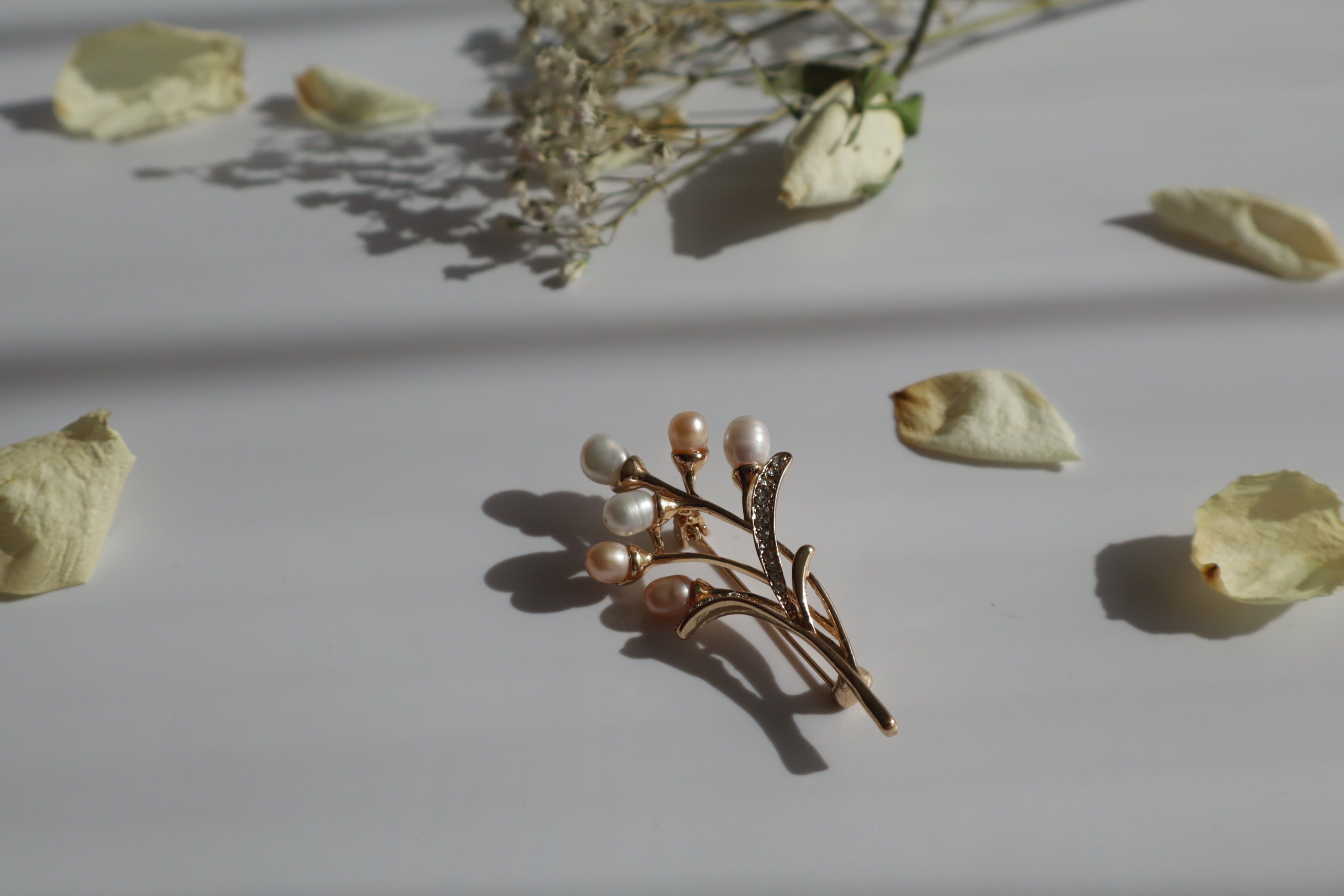 Blumenbrosche mit echten Süßwasserperlen