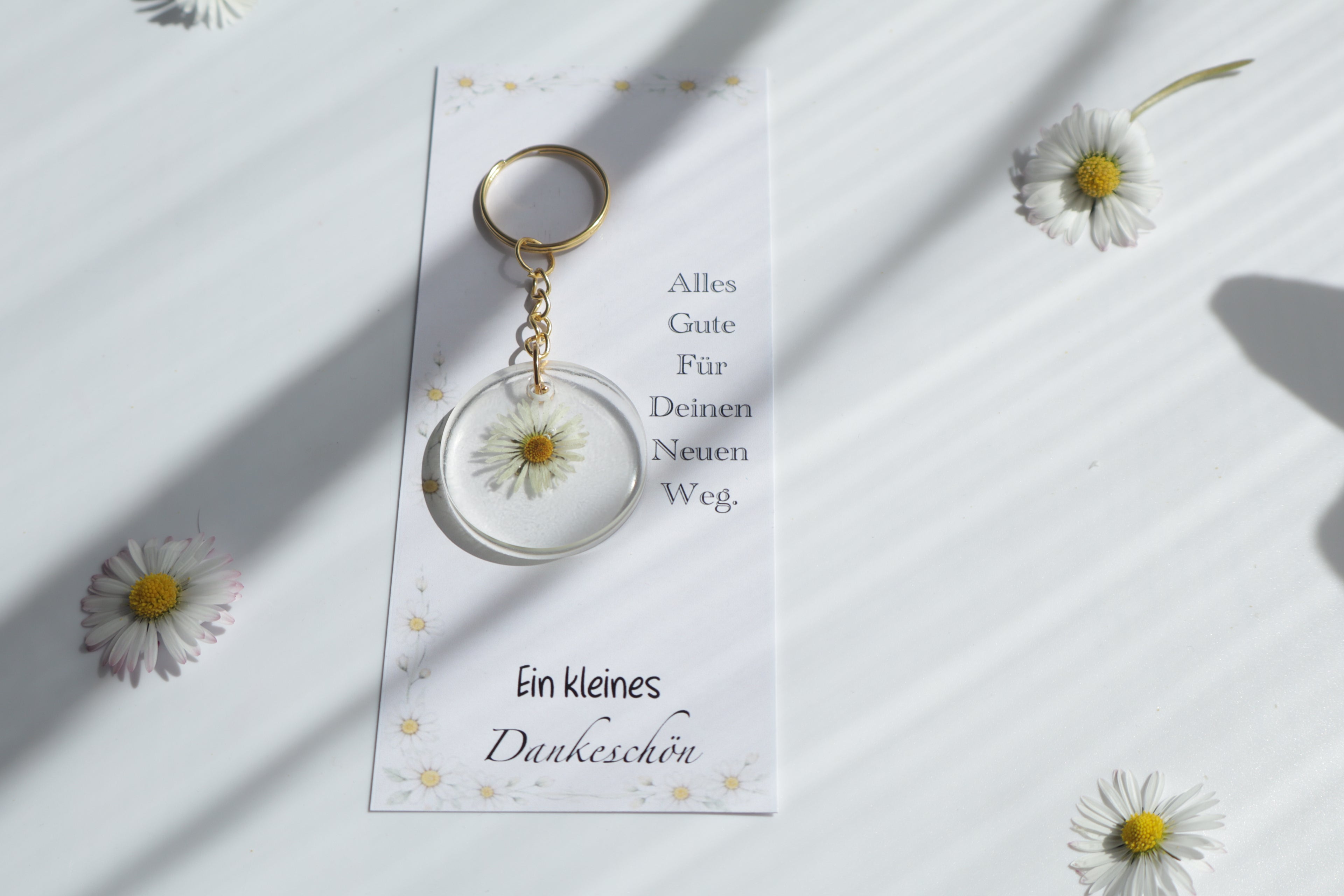 Gänseblümchen Wunsch – Epoxid Schlüsselanhänger mit Karte