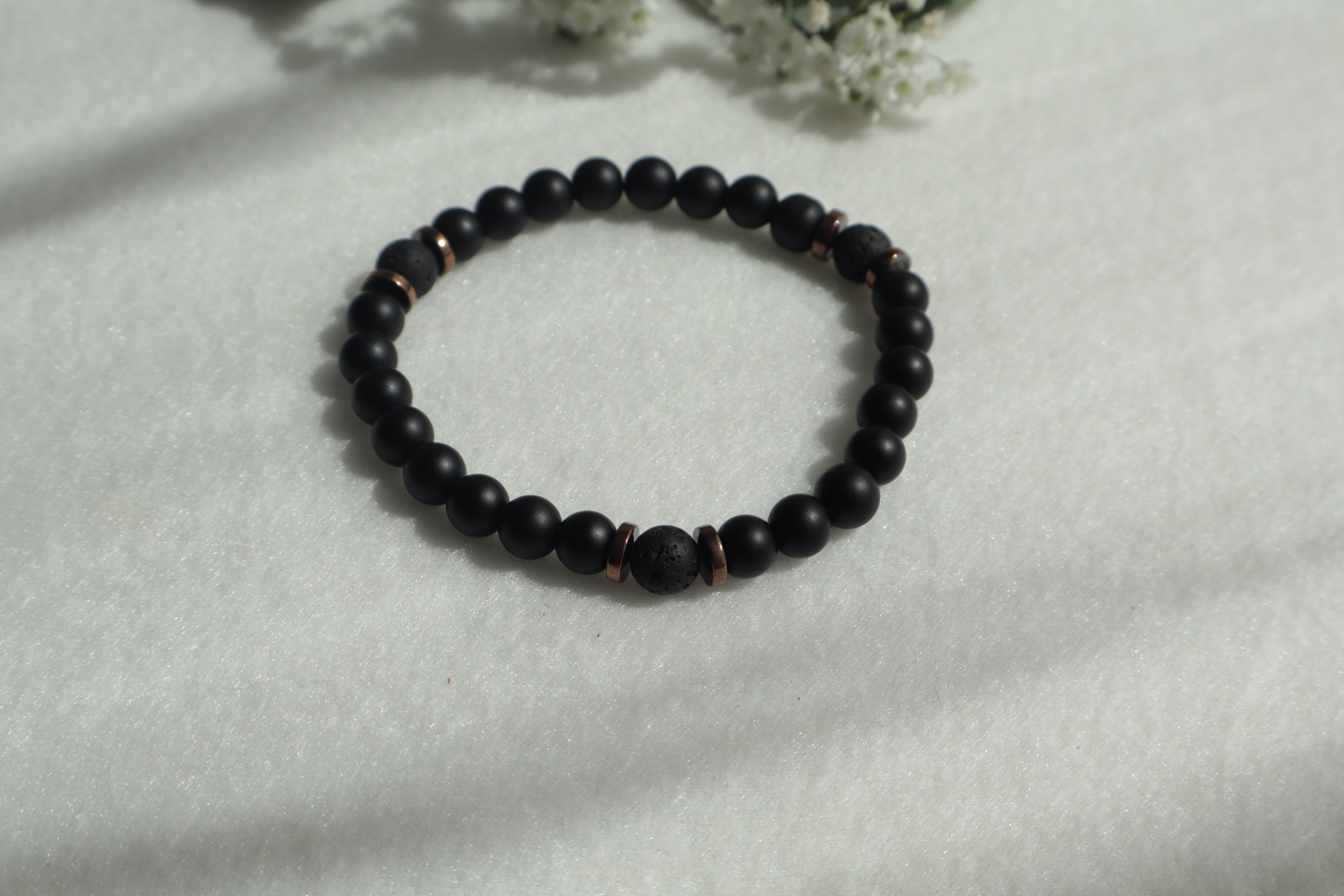 Zeitlose Naturstein Armbänder – Elastisch & Individuell