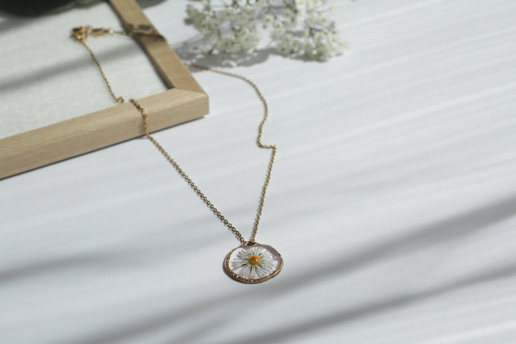 Lia - Gänseblümchen Echte Blumen Epoxidharz Halskette
