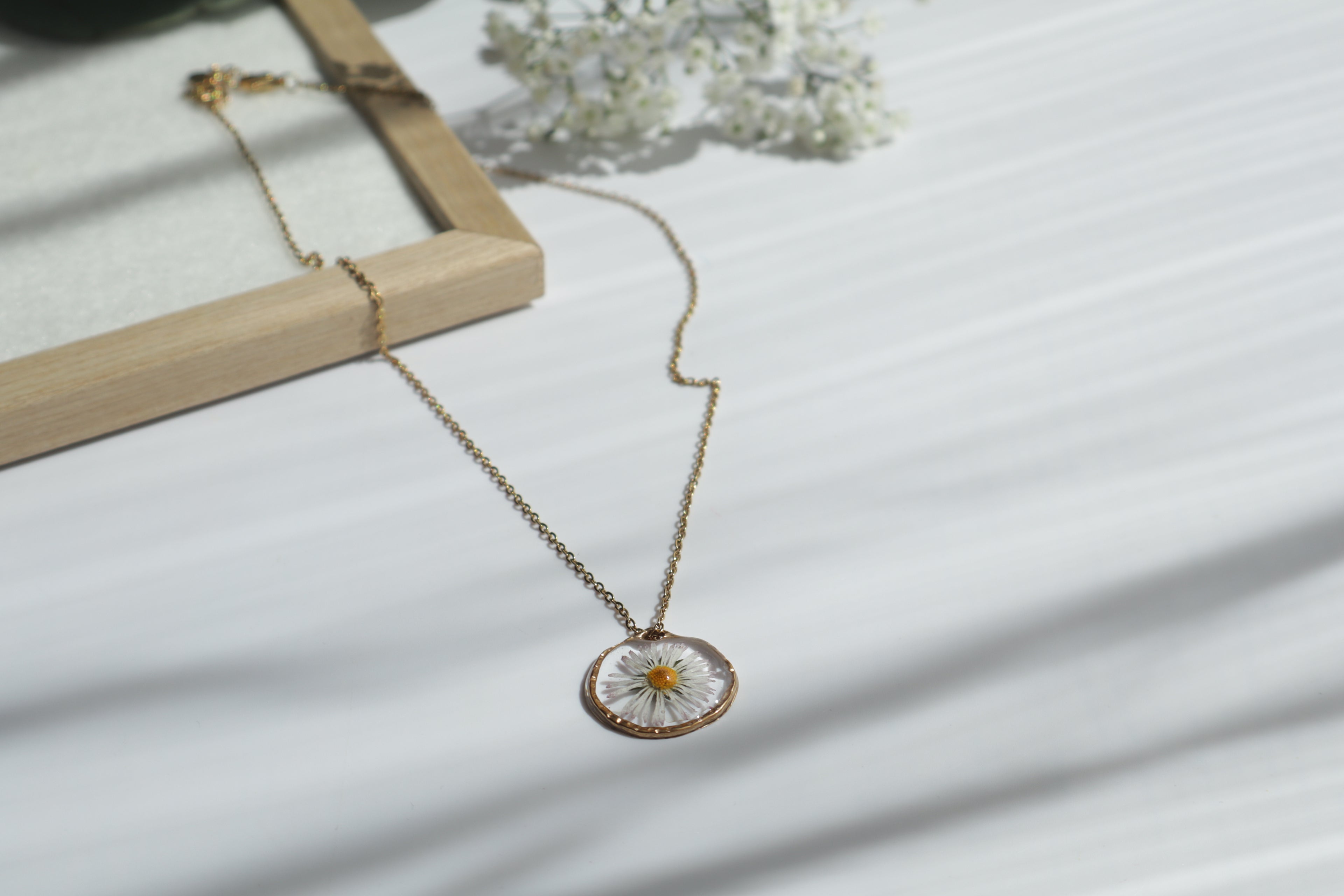 Lia - Gänseblümchen Echte Blumen Epoxidharz Halskette
