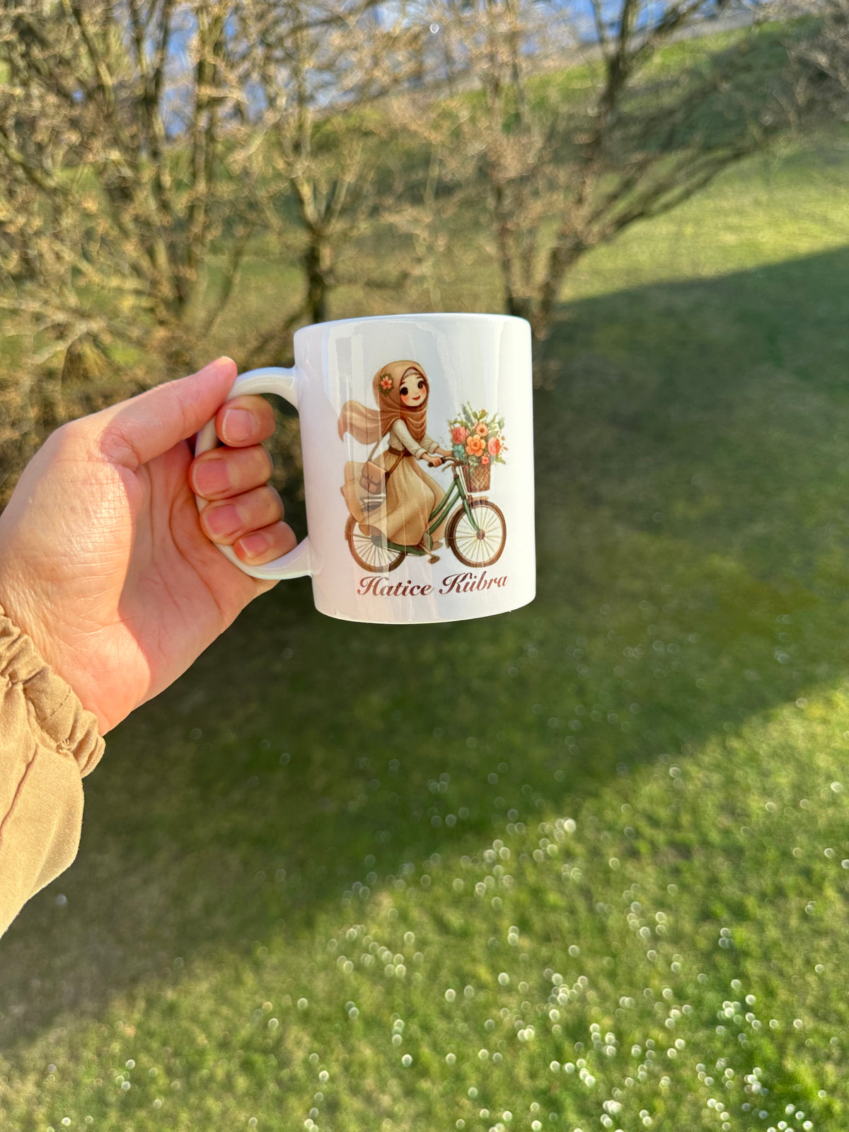 Personalisierte Tasse – Fahrradfahrendes Mädchen & Name Design